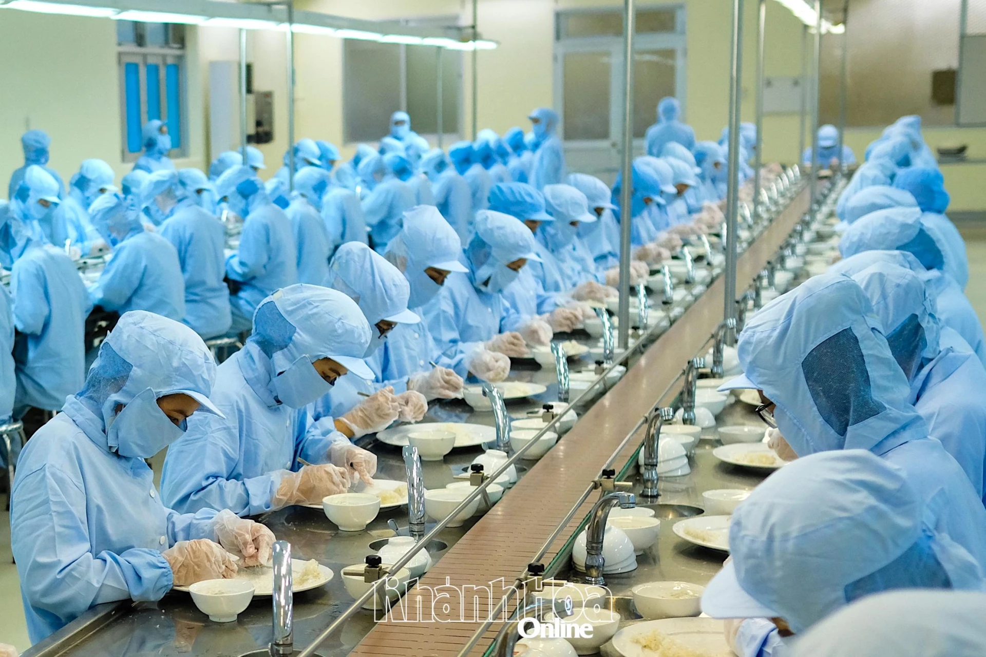 Hoạt động sản xuất tại Công ty Cổ phần nước giải khát Yến sào Khánh Hòa.