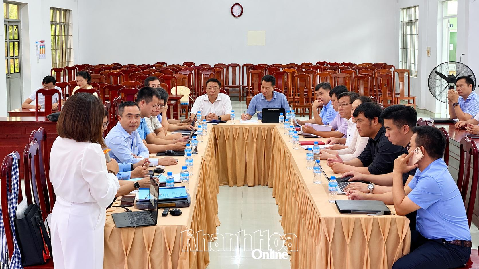 Lãnh đạo xã Đại Lãnh nghe đơn vị tư vấn trình bày đề án.