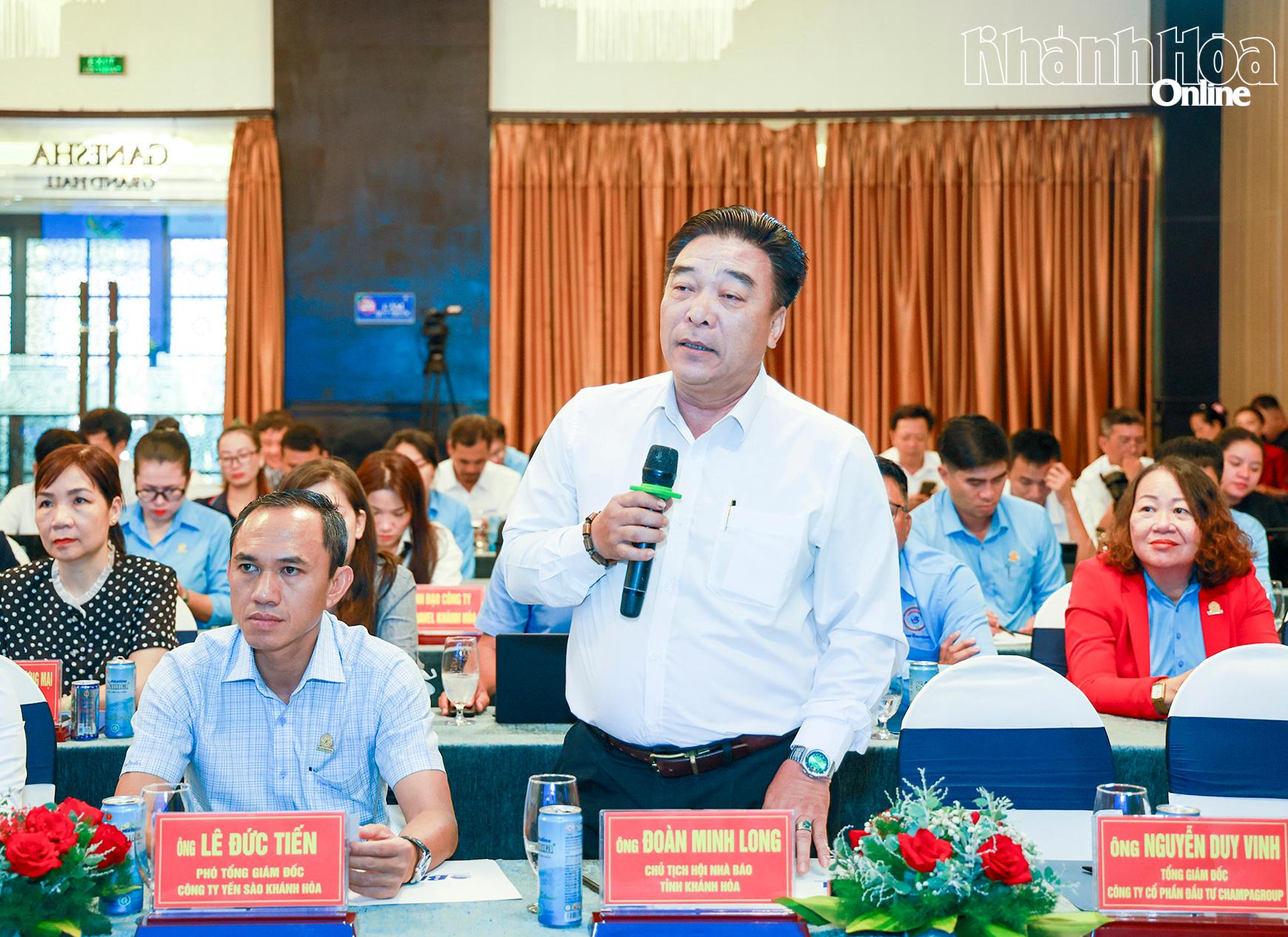 Nhà báo Đoàn Minh Long - Chủ tịch Hội Nhà báo tỉnh Khánh Hòa phát biểu tại buổi họp báo.