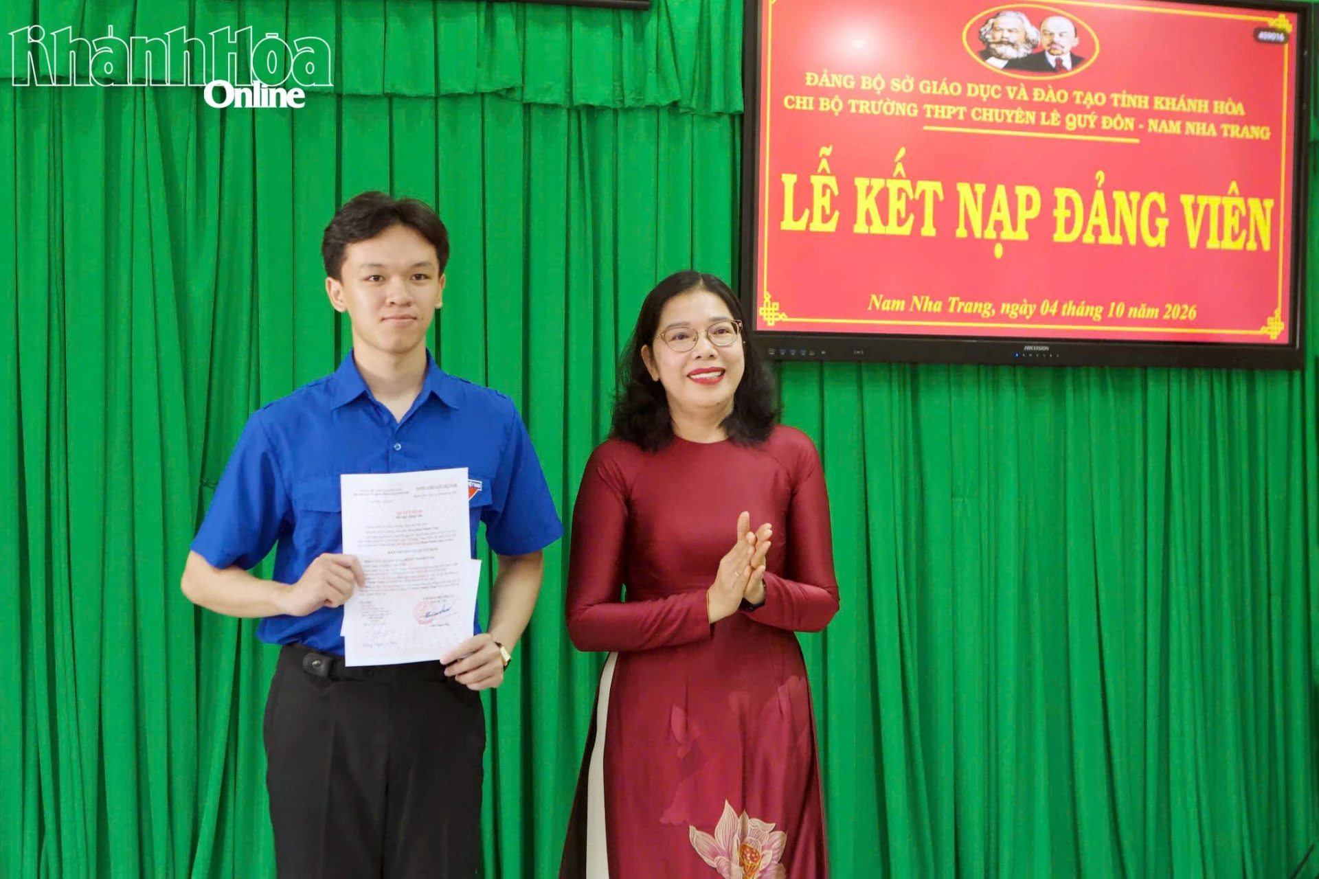 Lãnh đạo Trường THPT Chuyên Lê Quý Đôn - Nam Nha Trang trao quyết định kết nạp đảng cho em Đoàn Thanh Tùng. 