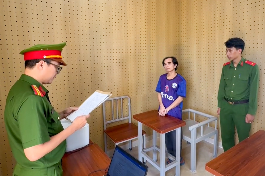 Công an đọc lệnh bắt Nguyễn Thanh Tuyền.