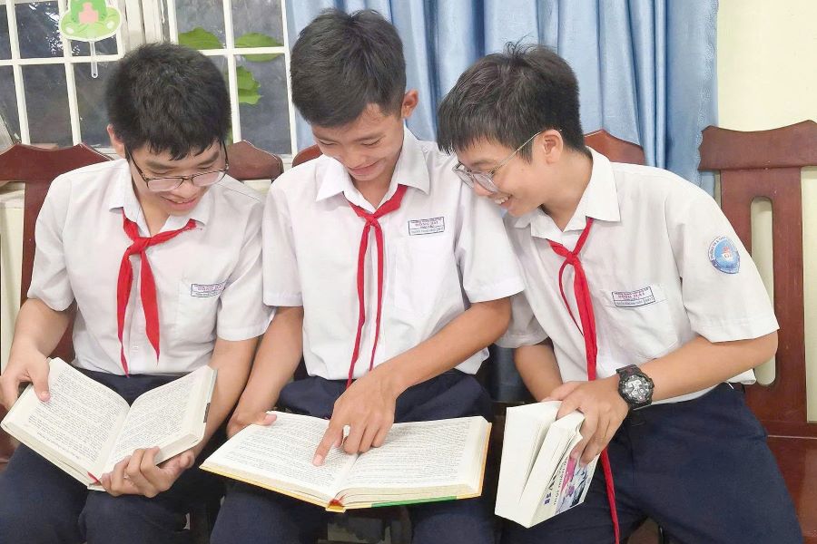 Học sinh Trường THCS Đông Hải vui vẻ đọc sách hưởng ứng tuần lễ học tập suốt đời năm 2026.