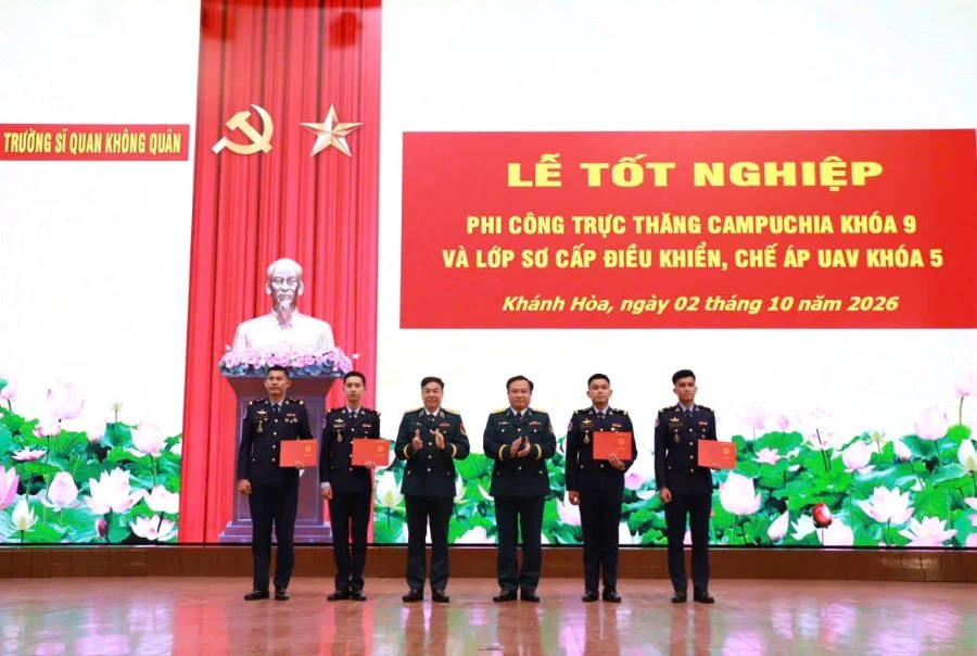 Đồng chí Hiệu trưởng và Chính ủy Nhà trường trao bằng tốt nghiệp cho học viên Phi công Trực thăng Campuchia khóa 9