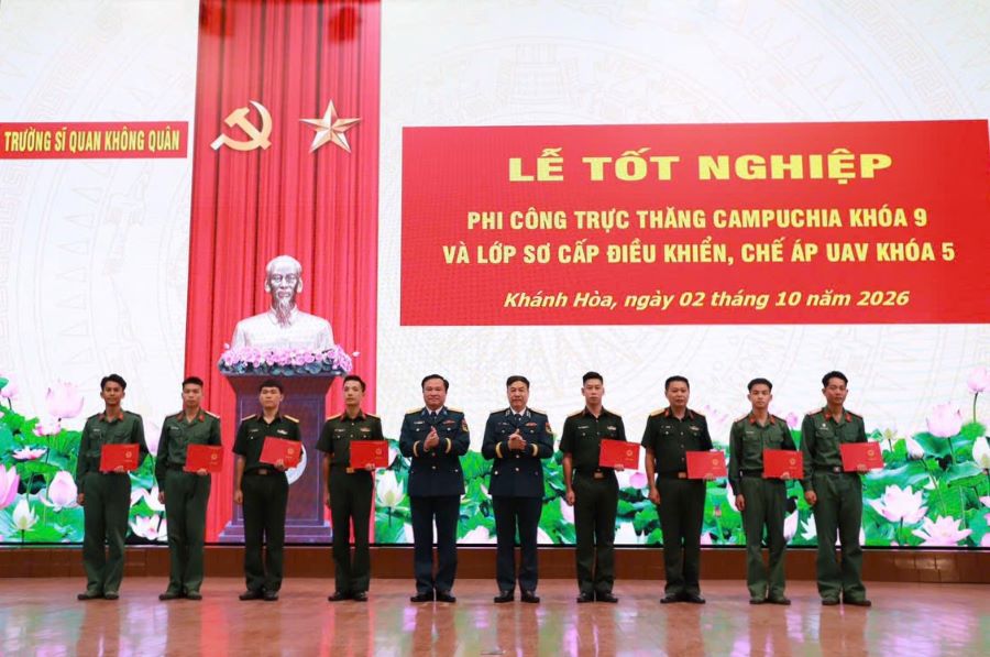 Đồng chí Hiệu trưởng và Chính ủy Trường trao chứng nhận hoàn thành khóa học cho học viên Sơ cấp điều khiển, chế áp UAV khóa 5.