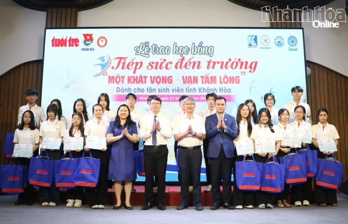 Báo Tuổi Trẻ trao học bổng “Tiếp sức đến trường” cho tân sinh viên Khánh Hòa