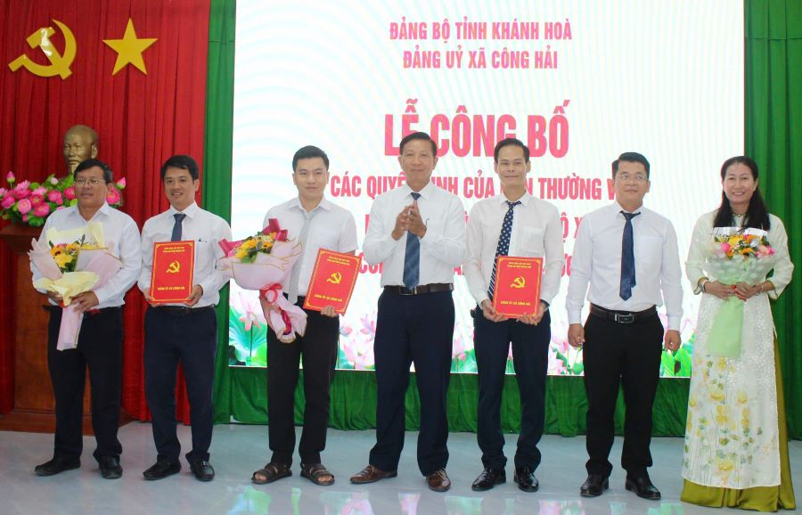 Lãnh đạo Đảng ủy xã Công Hải trao quyết định thành lập các chi bộ.