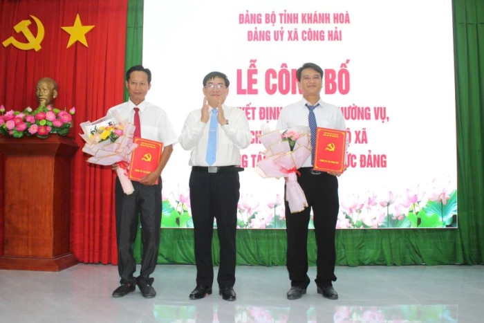 Xã Công Hải công bố các quyết định về tổ chức đảng, công tác cán bộ