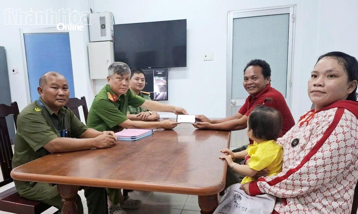 Tại trụ sở Công an phường Đông Hải, ông Nguyễn Hoàng đã nhận lại chiếc điện thoại đã đánh rơi trước đó.