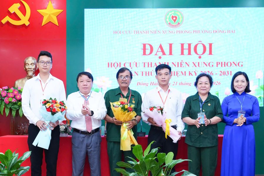 Thường trực Hội Cựu TNXP tỉnh và lãnh đạo phường tặng hoa chúc mừng BCH Hội Cựu TNXP phường Đông Hải, nhiệm kỳ 2026 - 2031