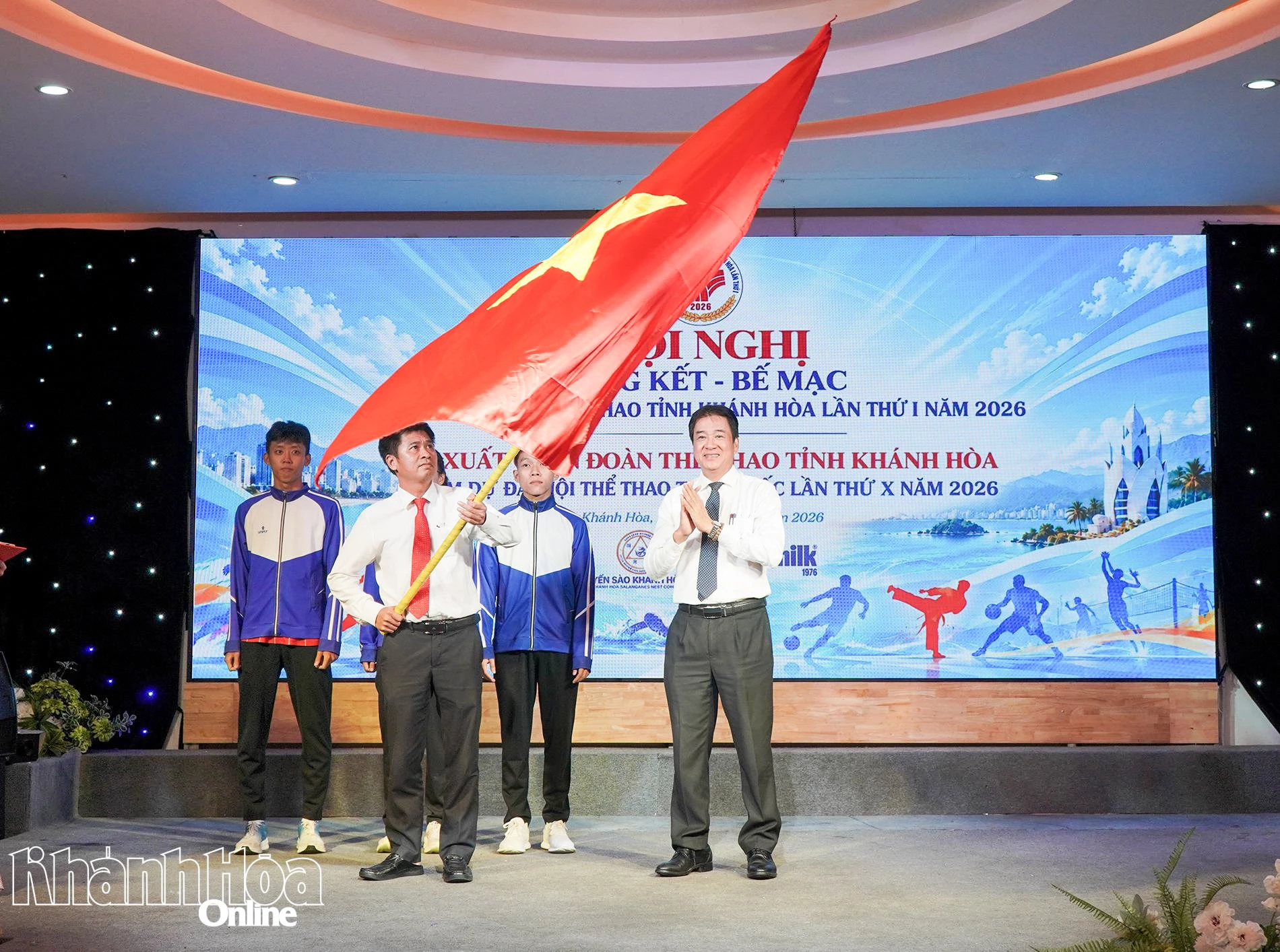 Đồng chí Nguyễn Long Biên trao cờ xuất quân cho đại diện Đoàn vận động viên thể thao tỉnh tham dự Đại hội Thể thao toàn quốc.