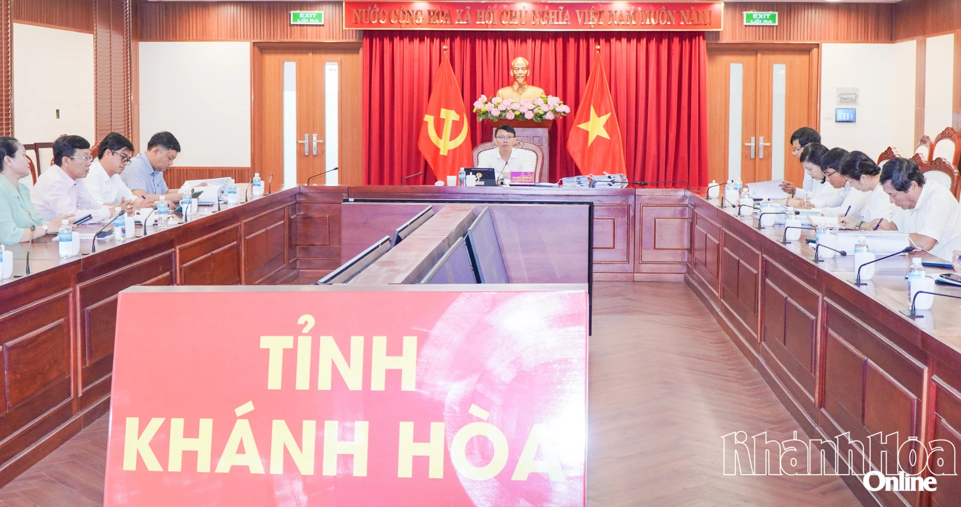 Quang cảnh cuộc họp.
