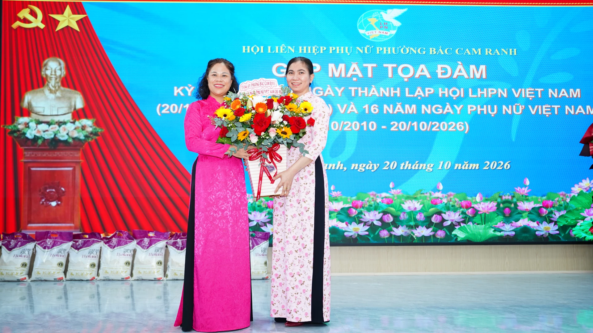 Lãnh đạo phường tặng hoa chúc mừng Hội Liên hiệp Phụ nữ phường.