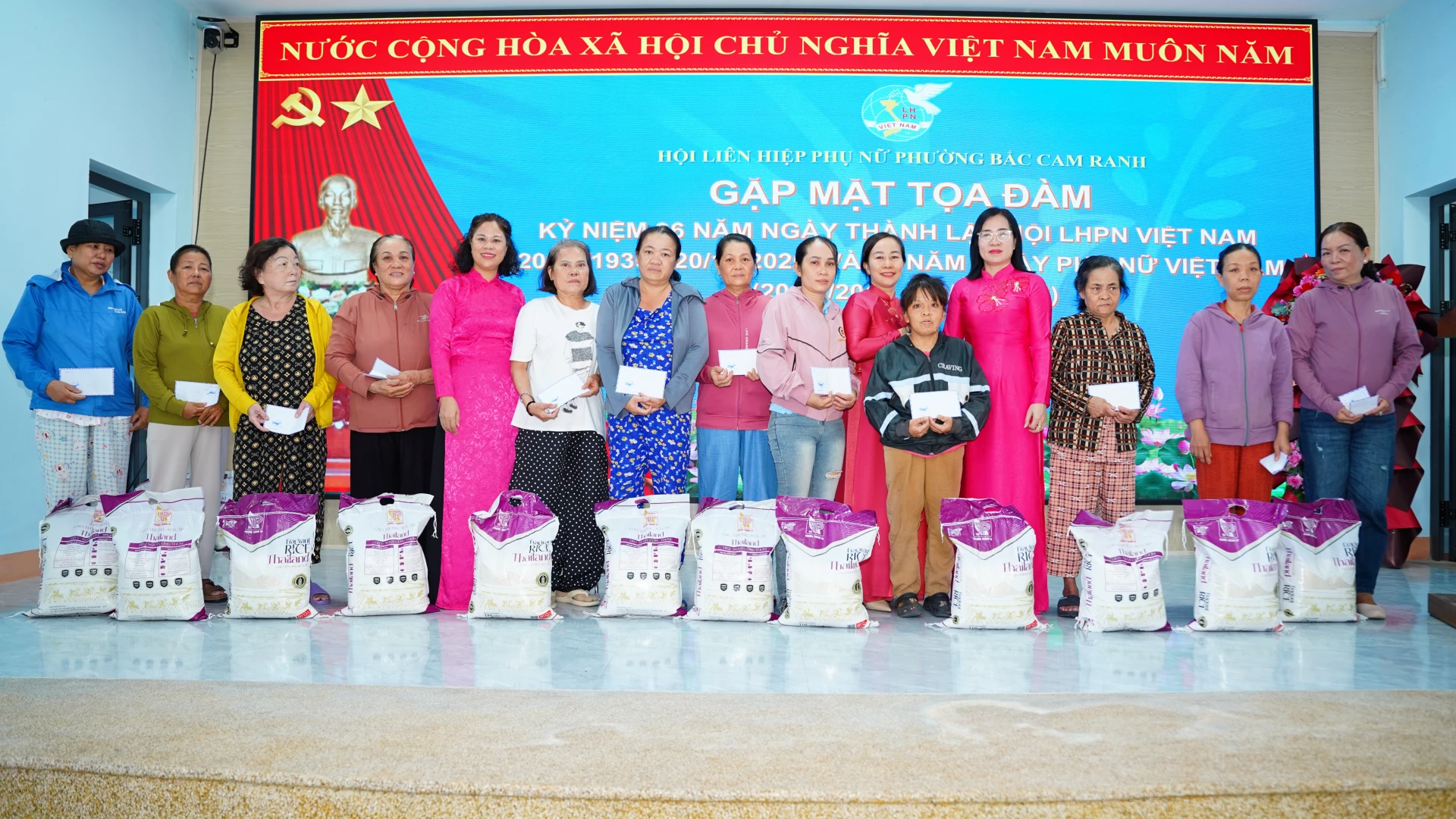 Trao quà cho các hội viên mắc bệnh hiểm nghèo.
