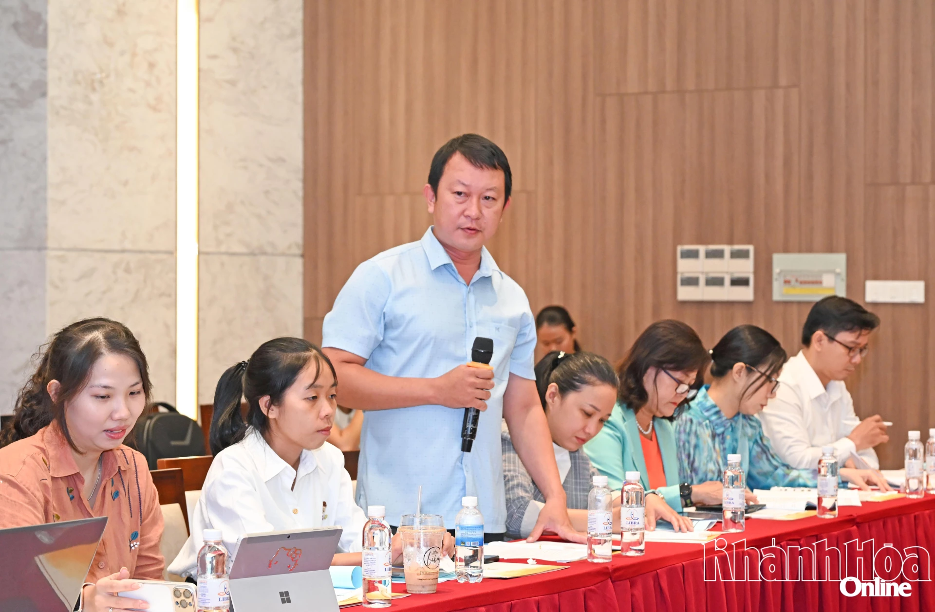 Một đại biểu phát biểu ý kiến.