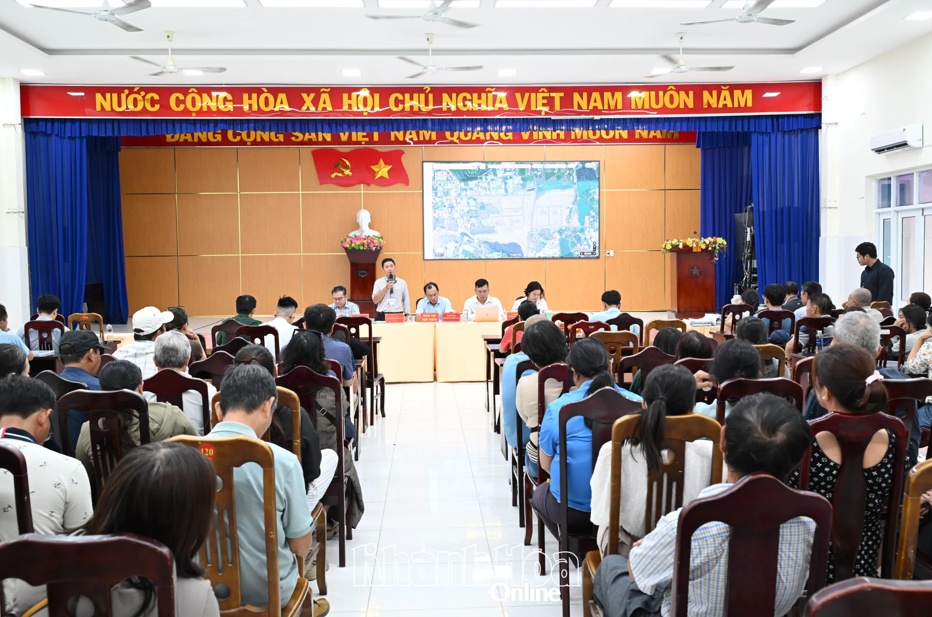 Quang cảnh cuộc họp.