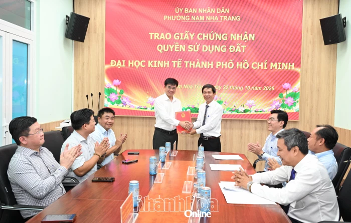 Phường Nam Nha Trang trao giấy chứng nhận quyền sử dụng đất cho Đại học Kinh tế TP. Hồ Chí Minh