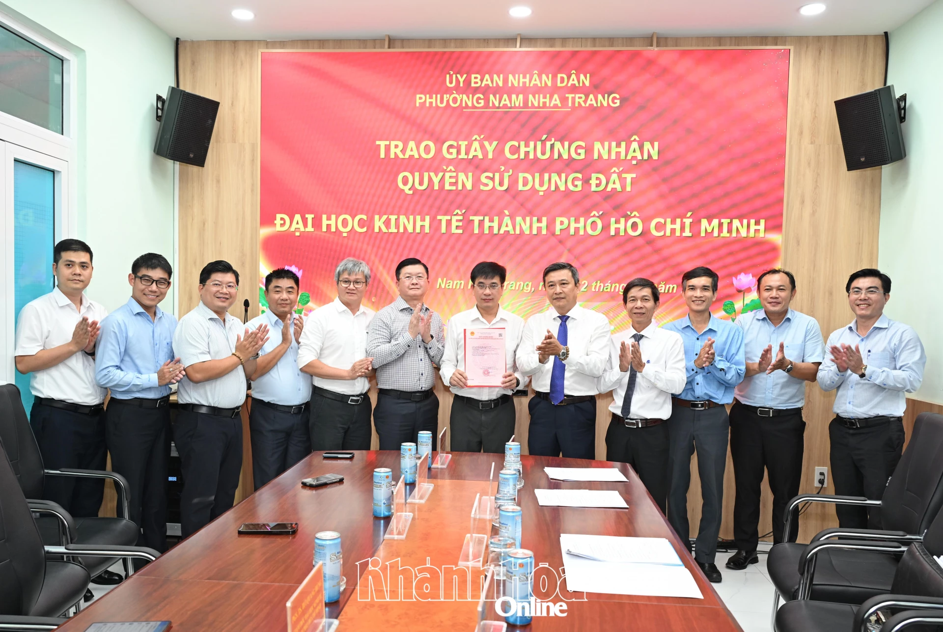 Các đại biểu chụp hình lưu niệm.
