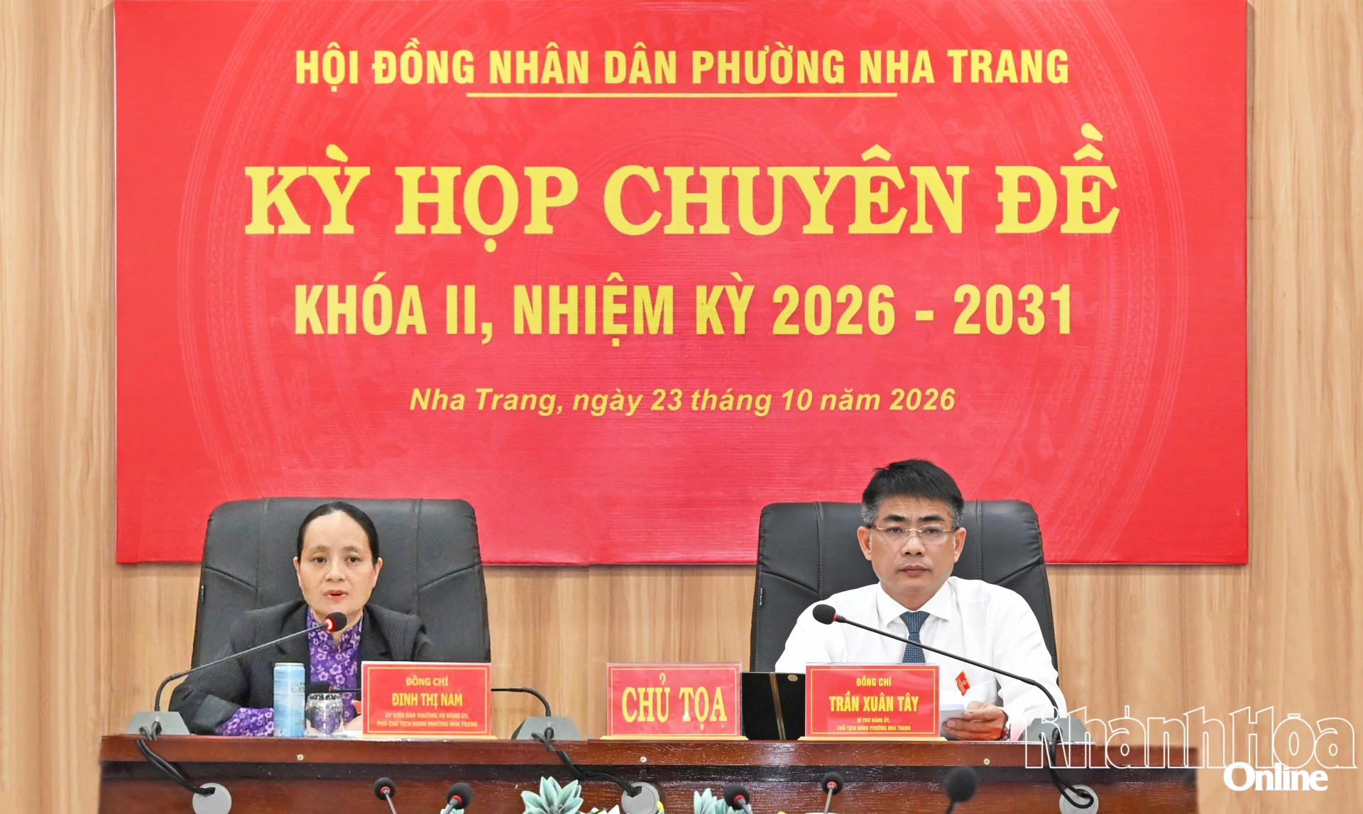 Chủ trì kỳ họp.