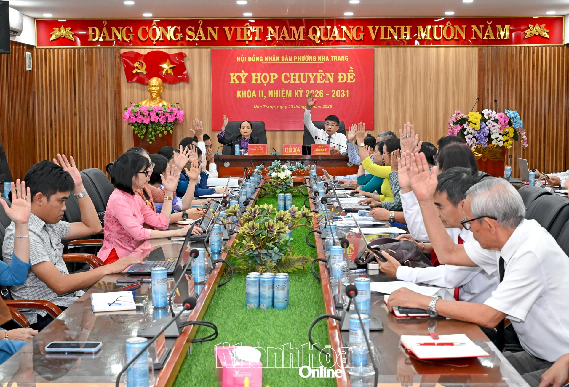 Các đại biểu biểu quyết thông qua một nghị quyết.