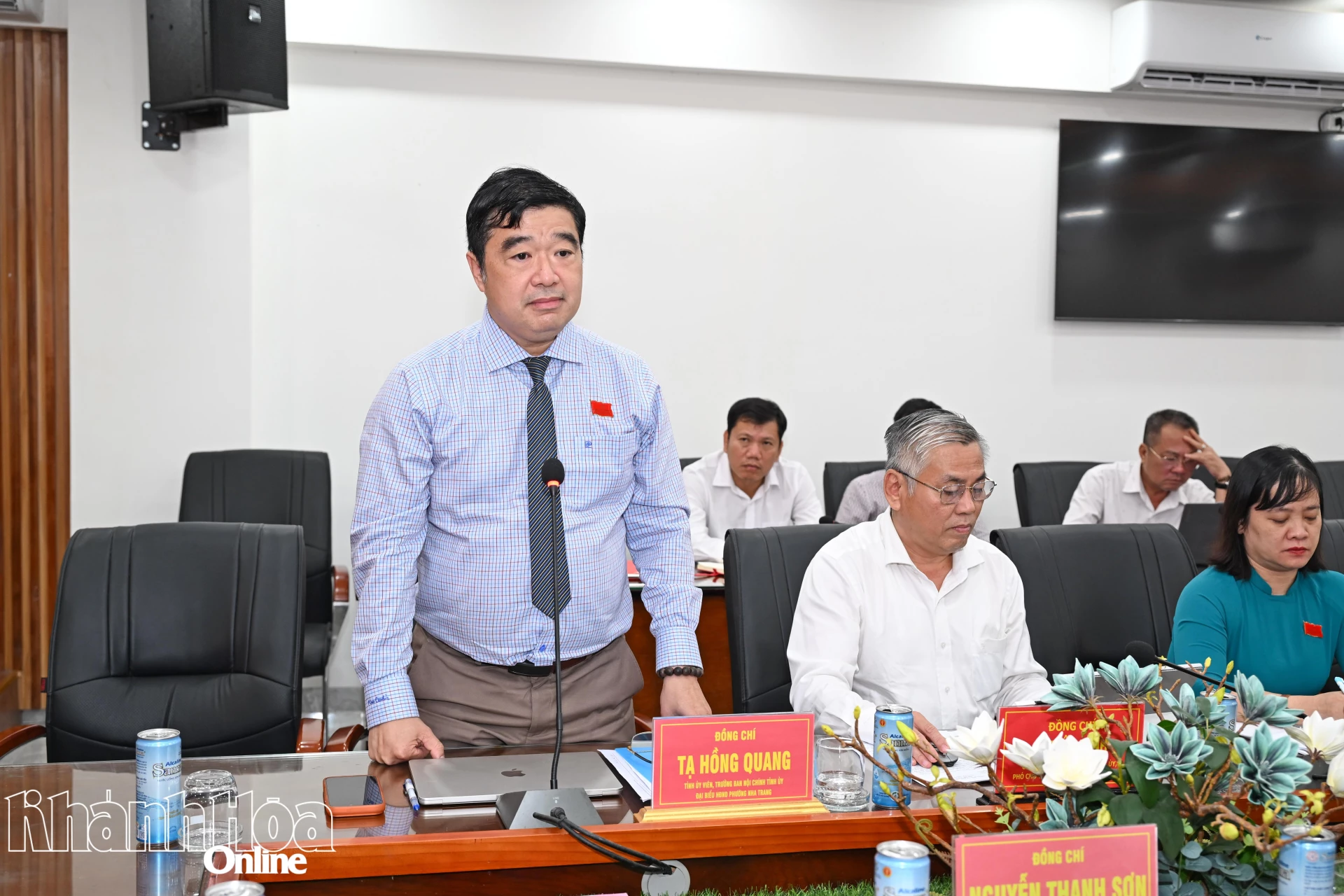 Ông Tạ Hồng Quang phát biểu tại kỳ họp. 