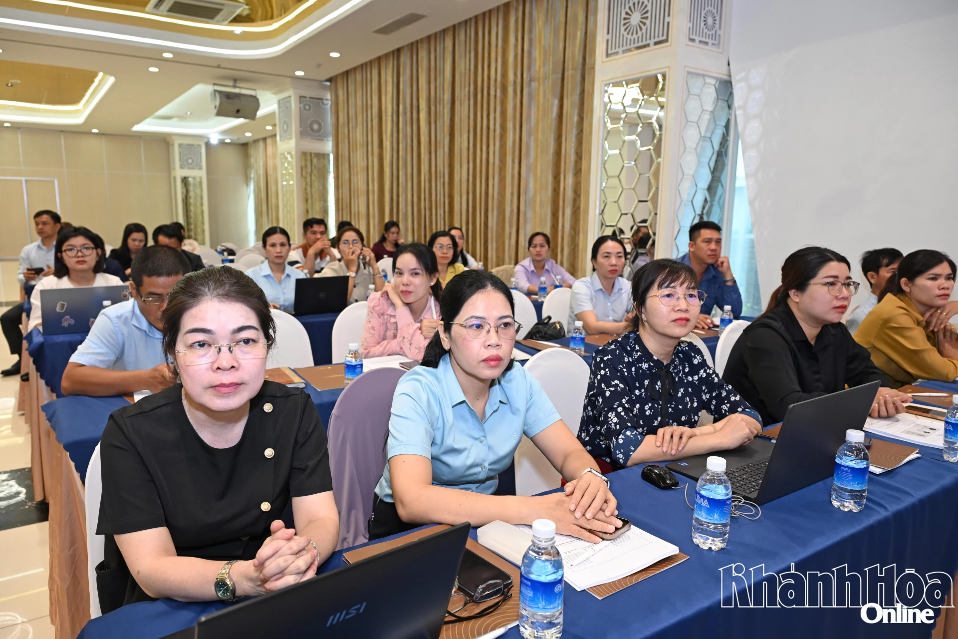Các đại biểu tham dự hội nghị.