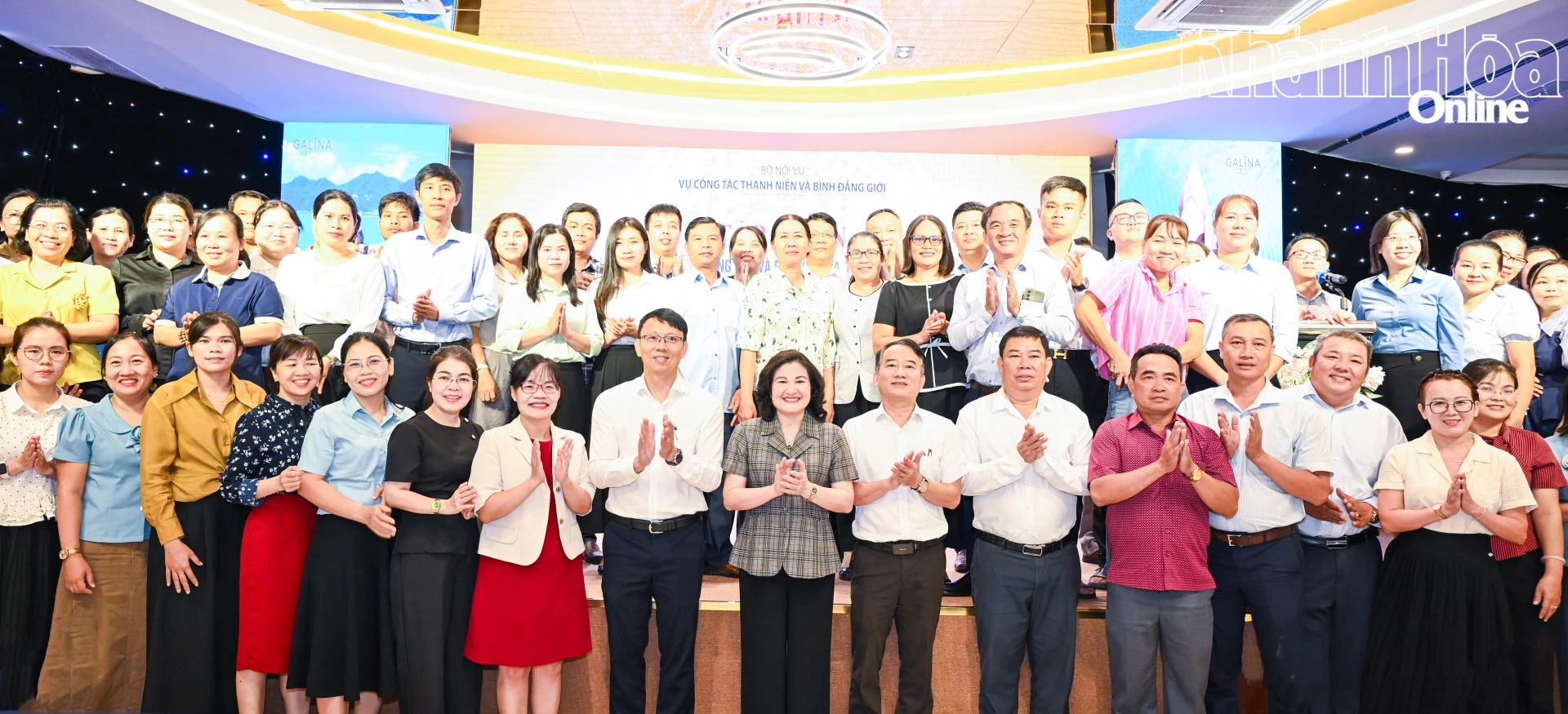 Các đại biểu chụp ảnh lưu niệm tại hội nghị.