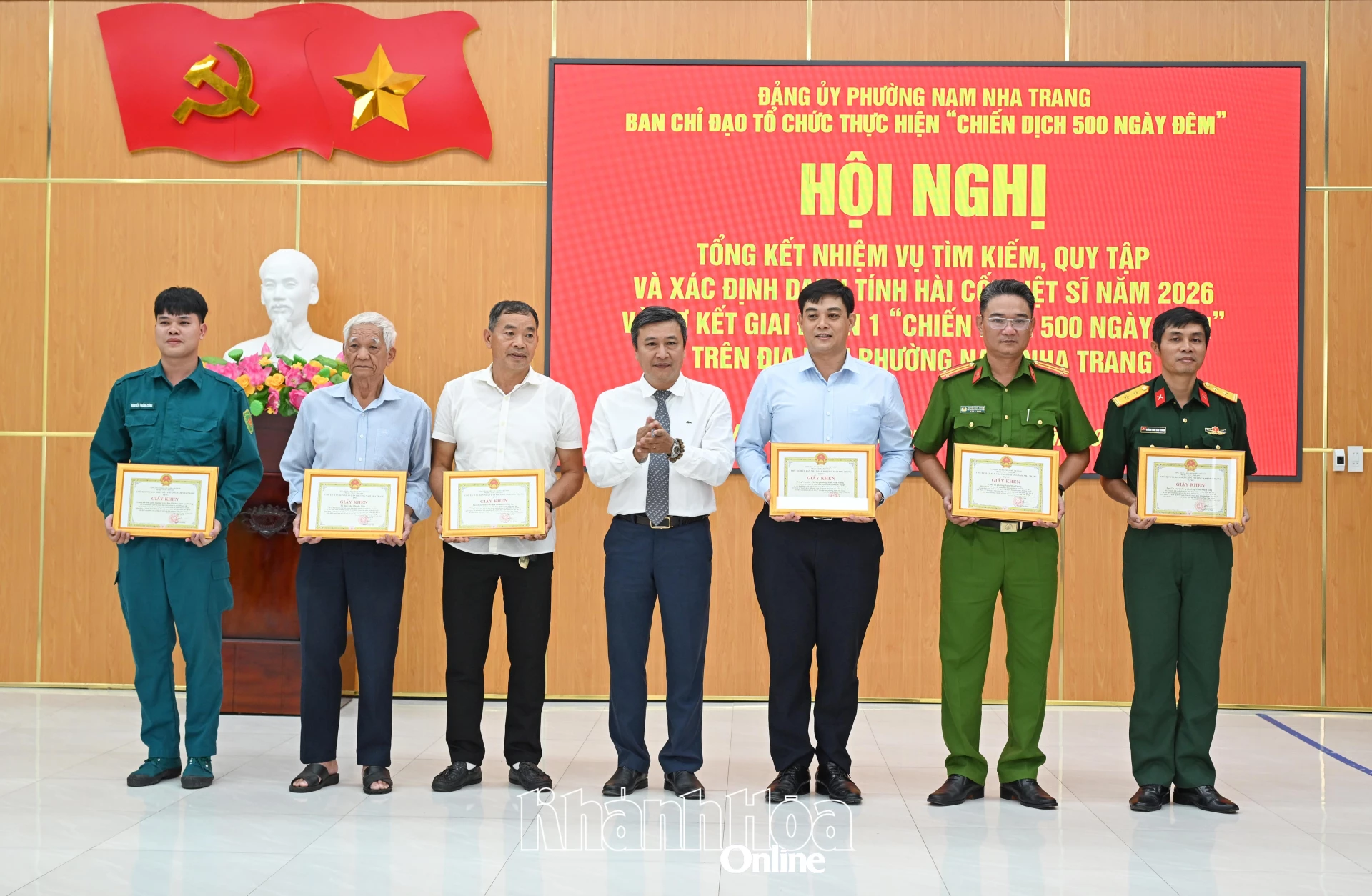 Ông Trần Nam Bình - Bí thư Đảng ủy, Chủ tịch HĐND phường, Trưởng Ban Chỉ đạo trao giấy khen cho các tập thể.