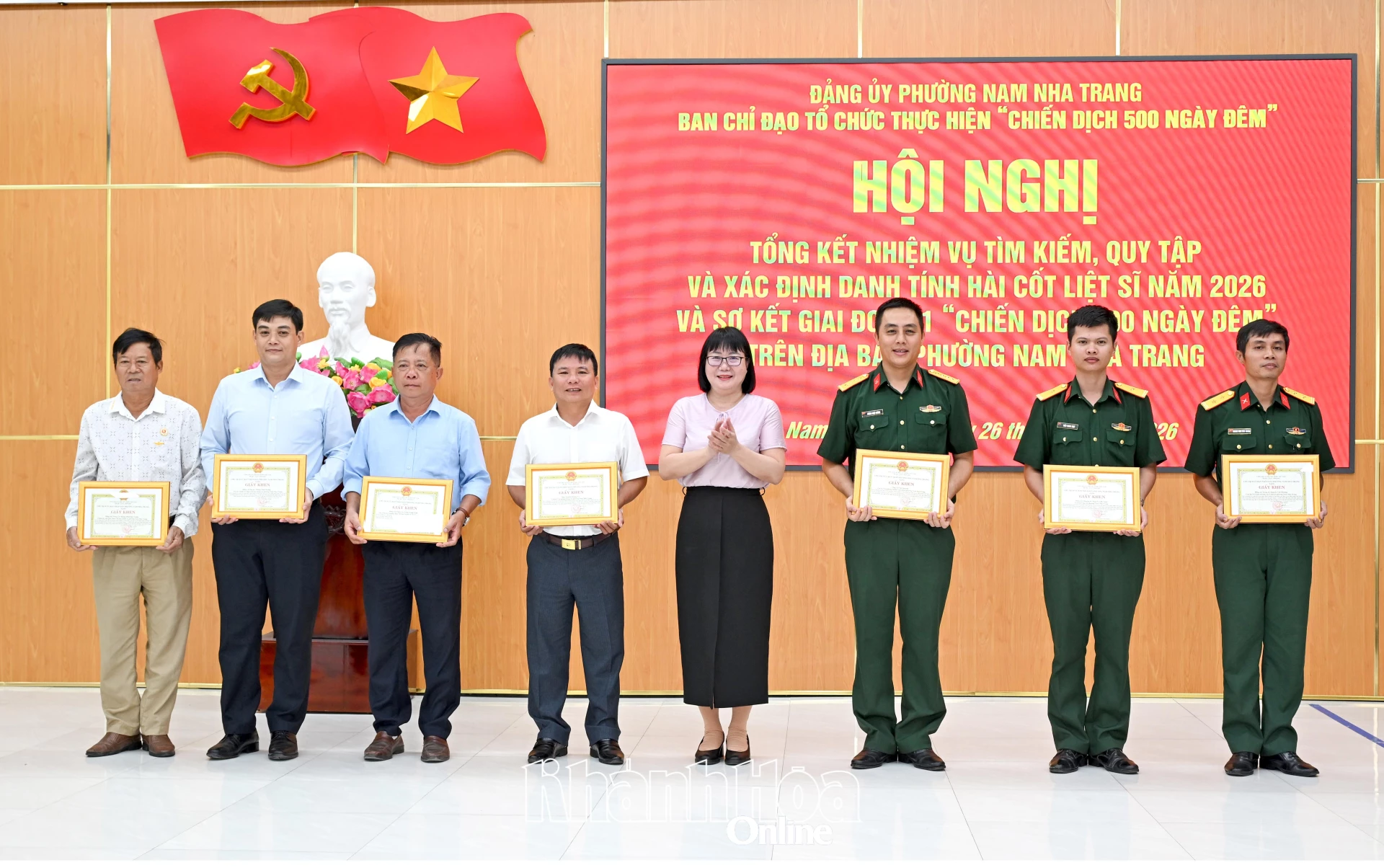 Bà Lê Thị Huyên - Phó Bí thư Thường trực Đảng ủy, Chủ nhiệm Ủy ban Kiểm tra Đảng ủy phường trao giấy khen cho các cá nhân.