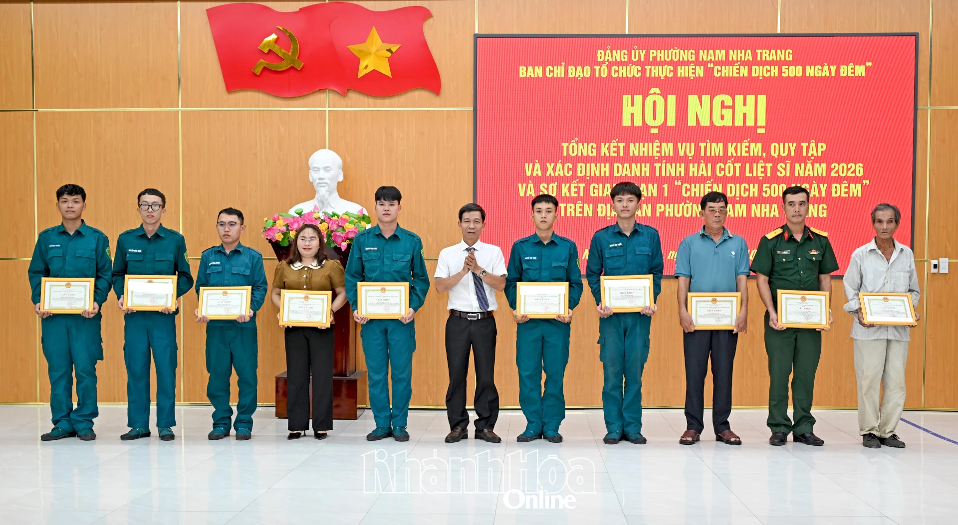 Ông Nguyễn Văn Minh - Phó Bí thư Đảng ủy, Chủ tịch UBND phường, Phó Trưởng Ban Thường trực Ban Chỉ đạo trao giấy khen cho các cá nhân.
