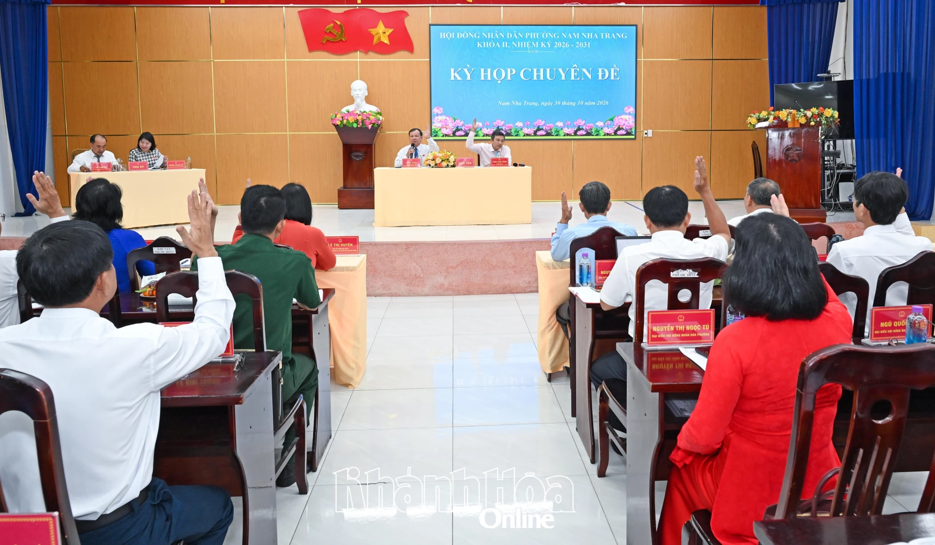 Các đại biểu biểu quyết thông qua nghị quyết kỳ họp.