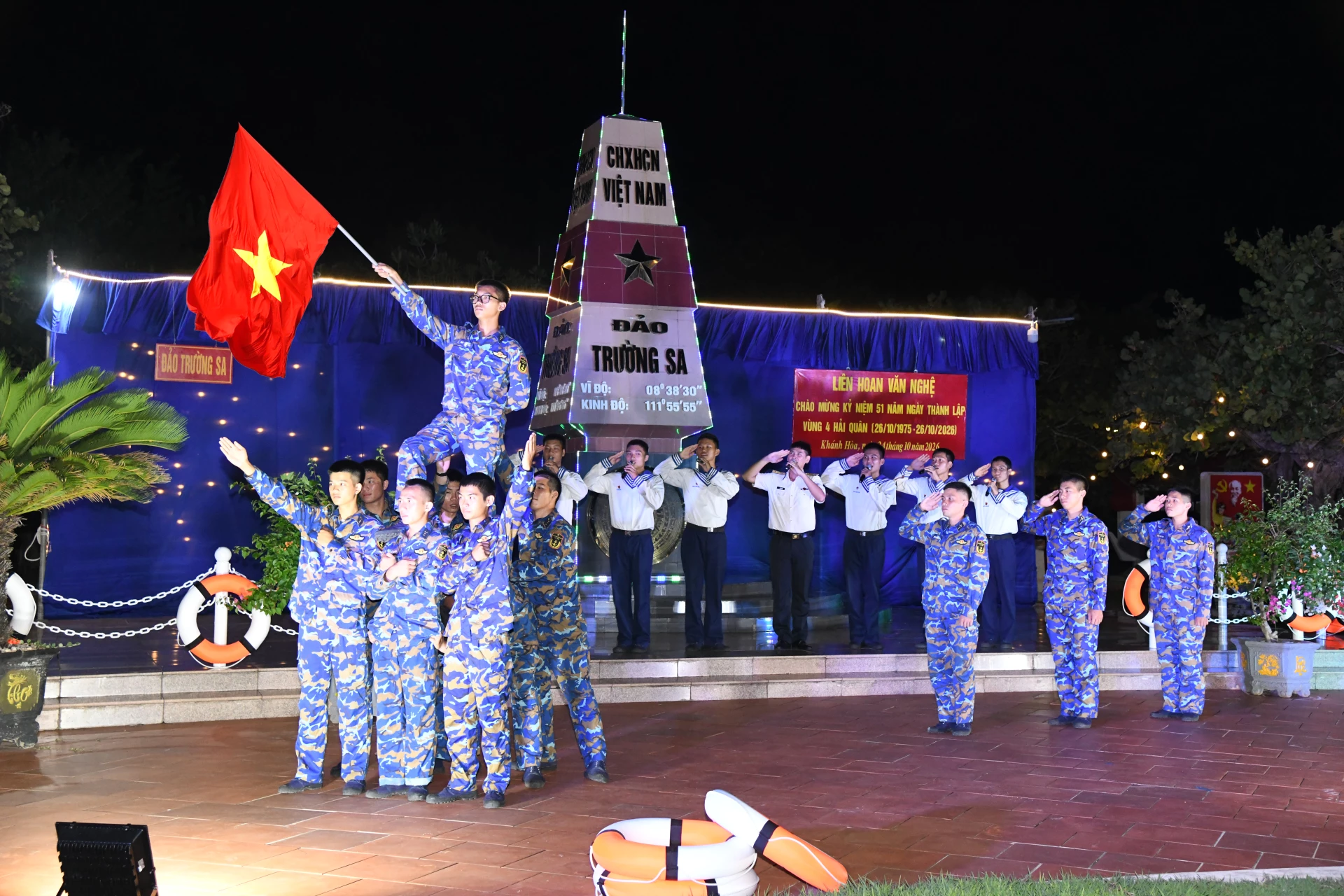 Cán bộ, chiến sĩ tham gia liên hoan văn nghệ.