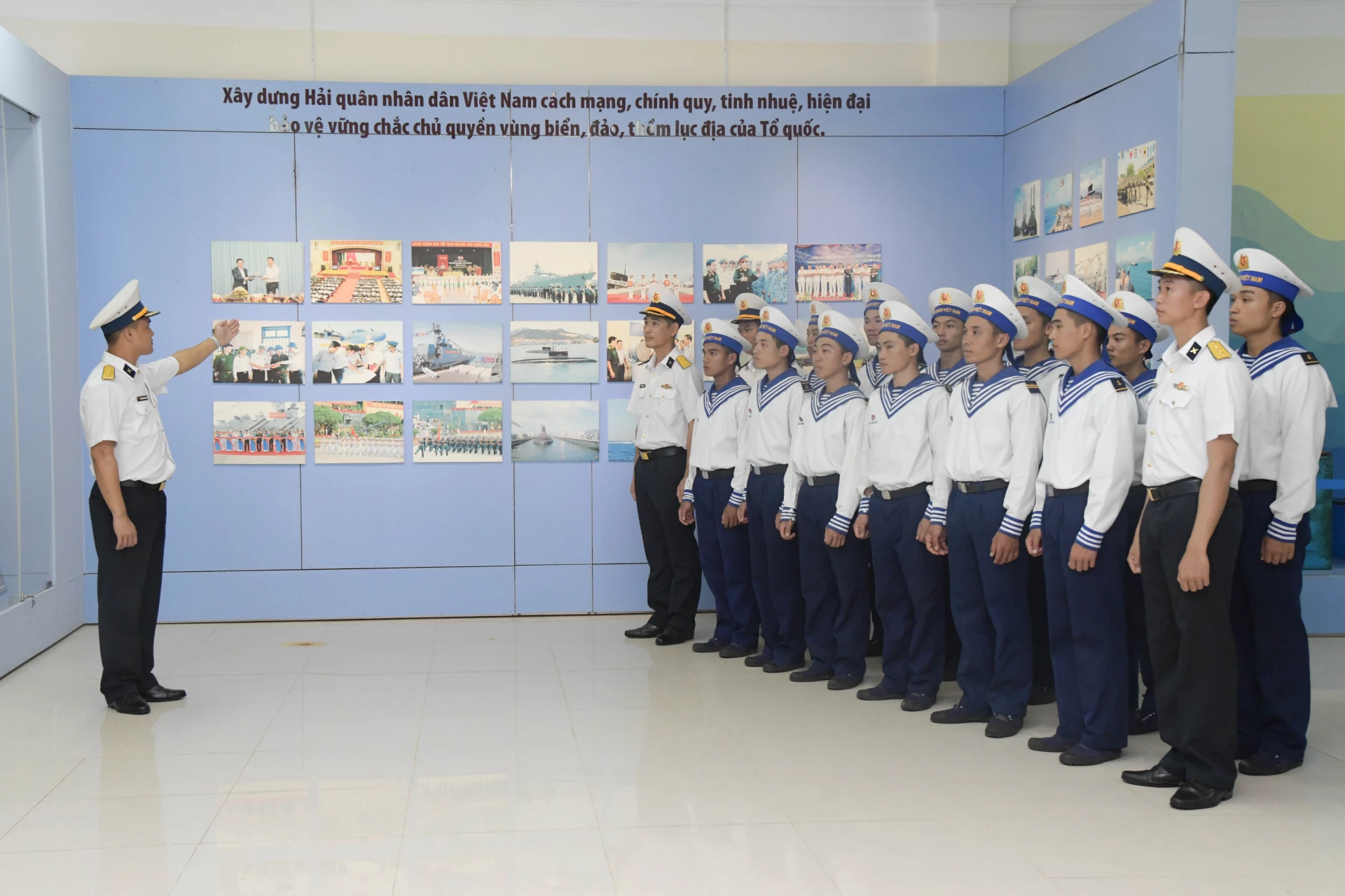 Học tập truyền thống tại Nhà truyền thống Đảo Trường Sa.