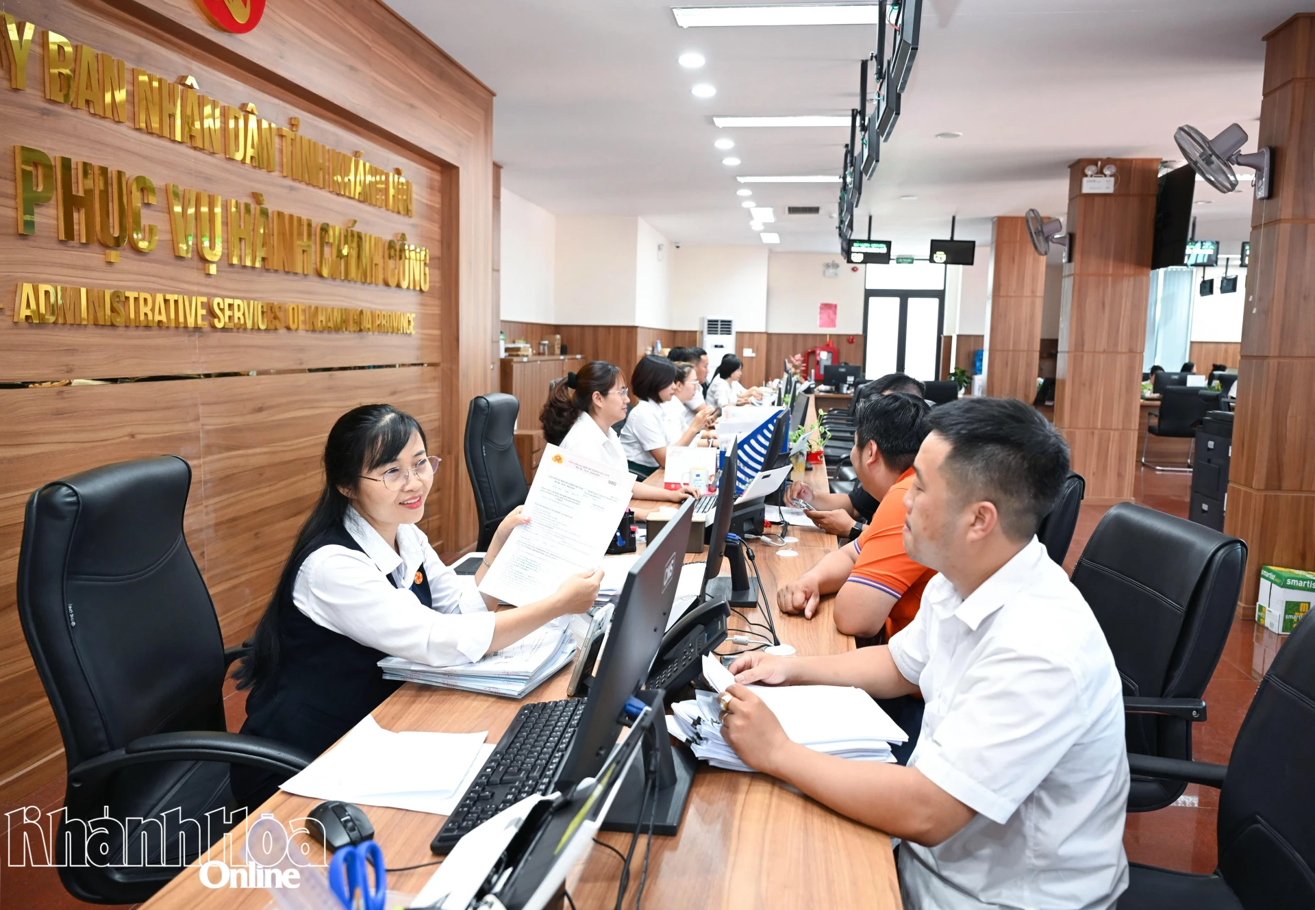 Giao dịch tại Trung tâm Phục vụ hành chính công tỉnh Khánh Hòa.