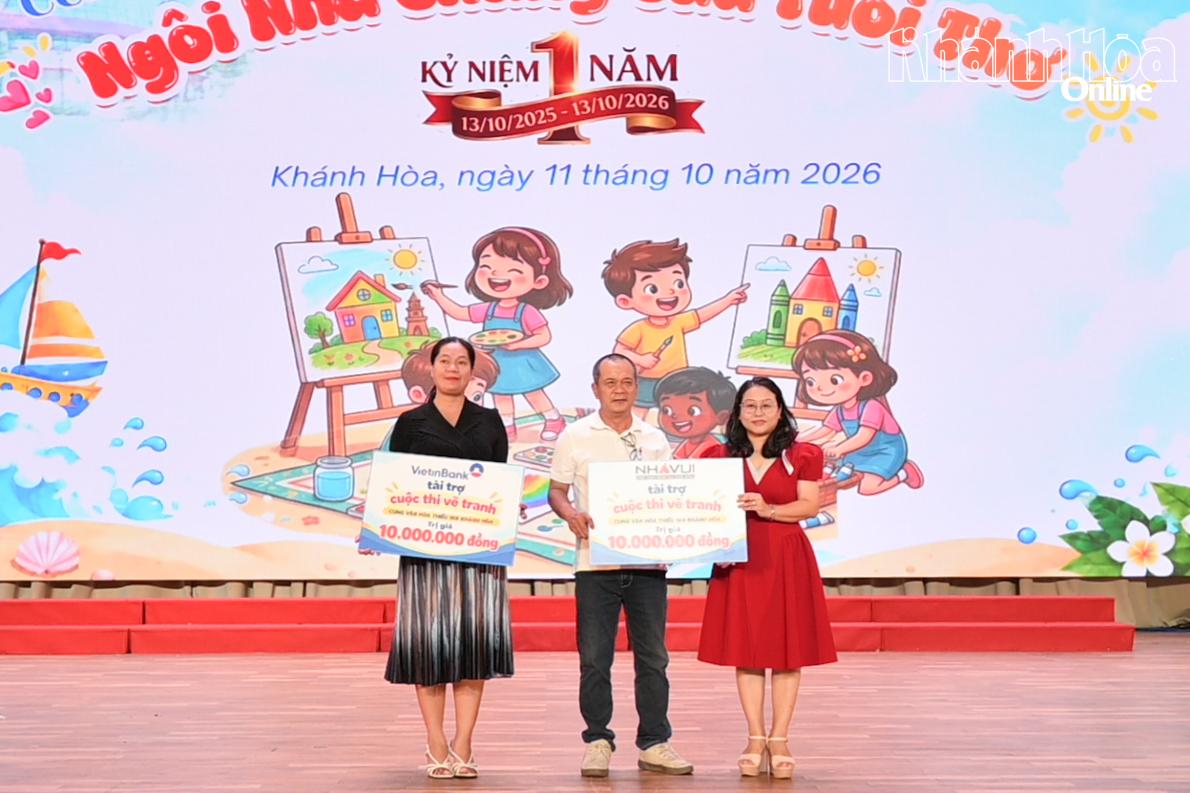 Công ty Cổ phần Kiến trúc xây dựng Nhà Vui và Ngân hàng Vietinbank chi nhánh Khánh Hòa trao hỗ trợ 10 triệu đồng cho cuộc thi.