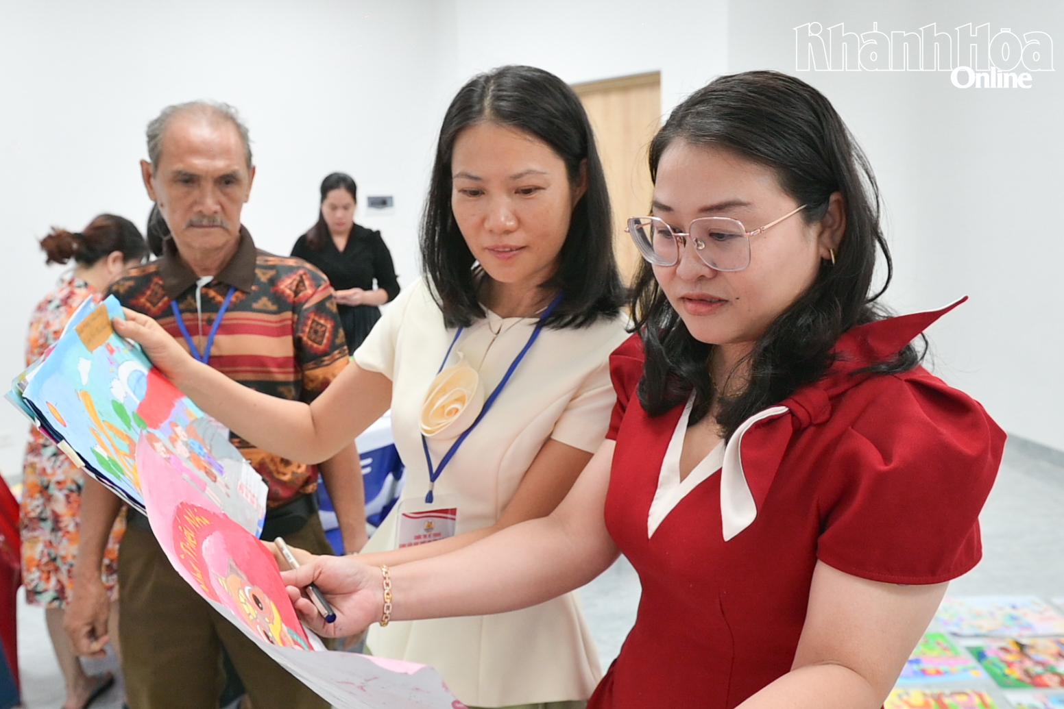 Ban tổ chức và Ban giám khảo vất vả lựa chọn những bức tranh xuất sắc nhất để trao giải.