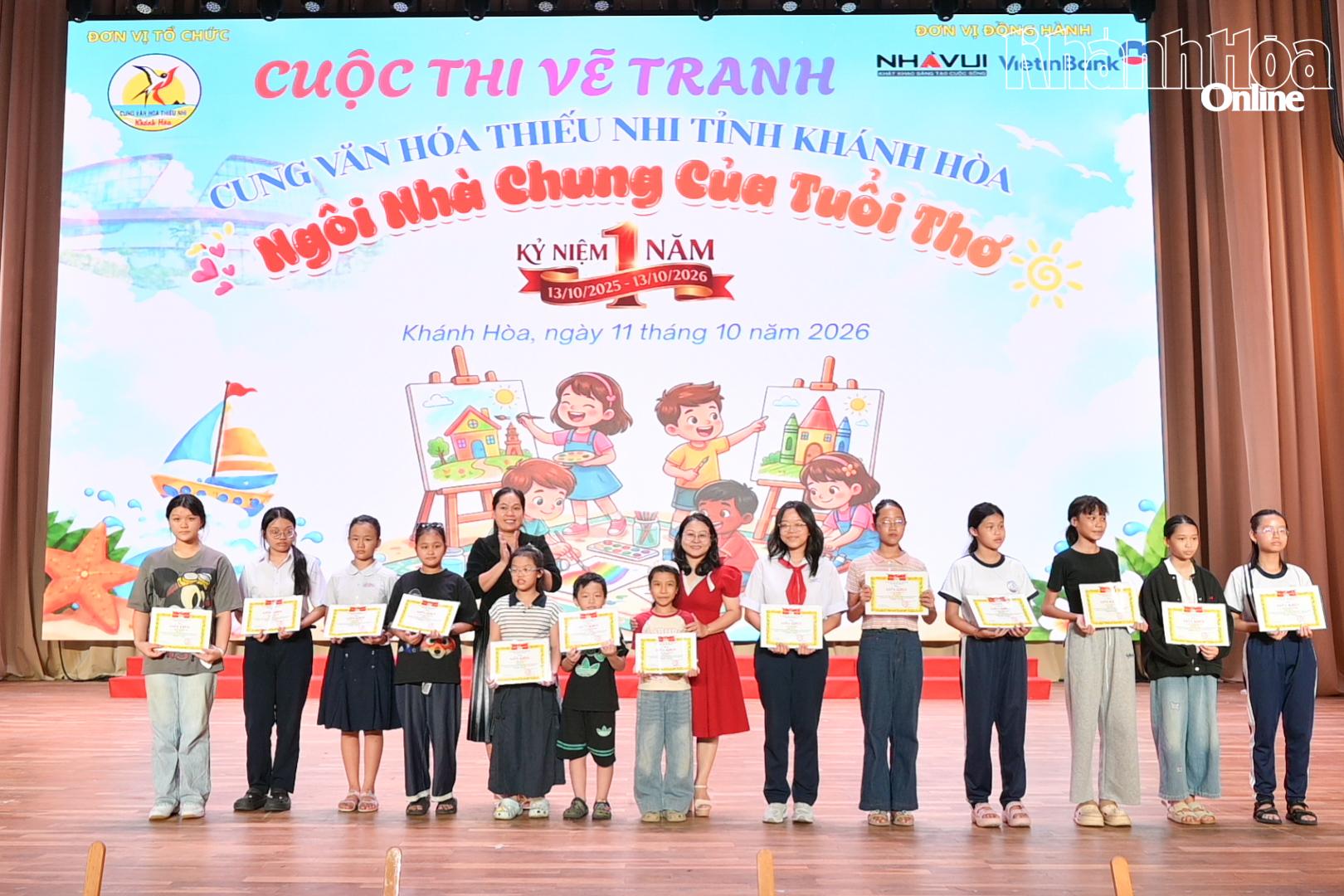 Ban tổ chức trao giải B cho các thí sinh.