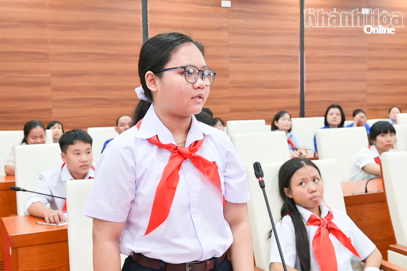 Thành viên Hội đồng Trẻ em tỉnh Khánh Hòa nêu ý kiến, kiến nghị tại kỳ họp.