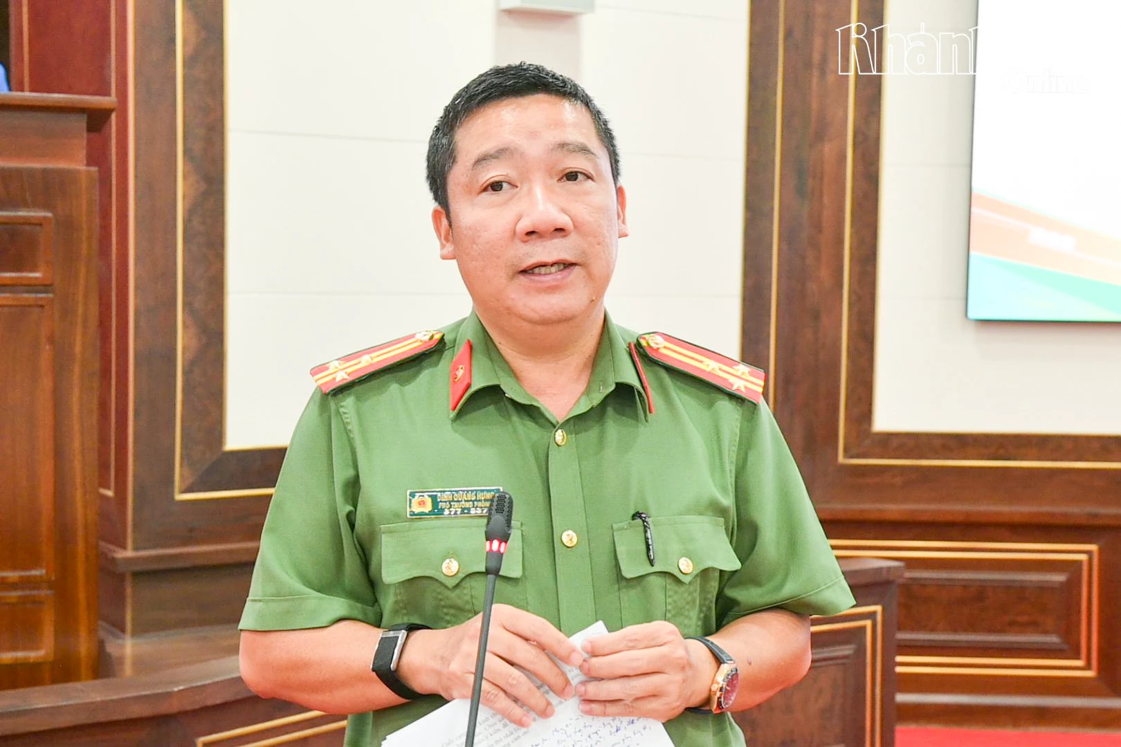 Đại biểu giải đáp thắc mắc, kiến nghị của thành viên Hội đồng Trẻ em tỉnh Khánh Hòa.