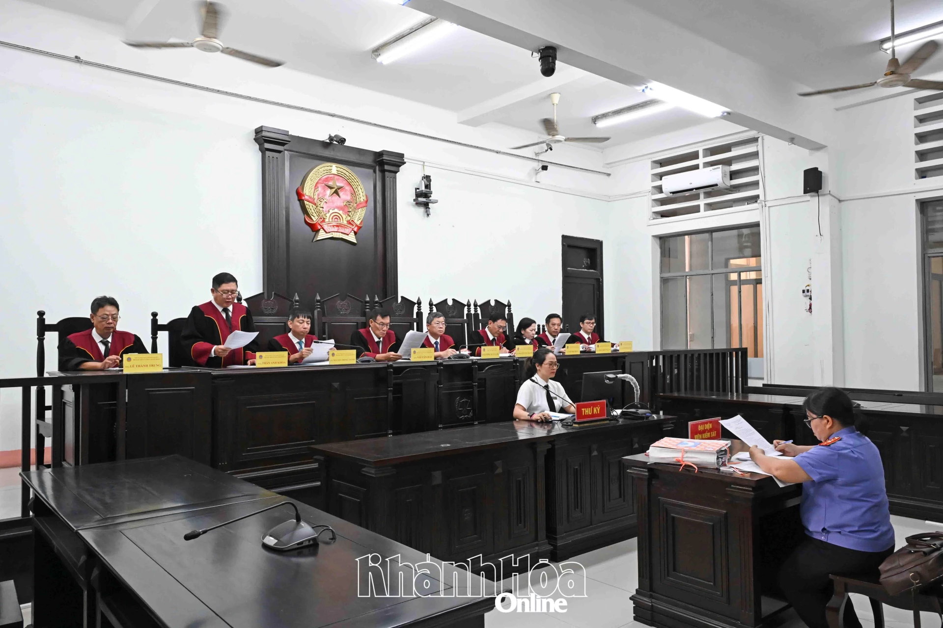 Quang cảnh phiên tòa.