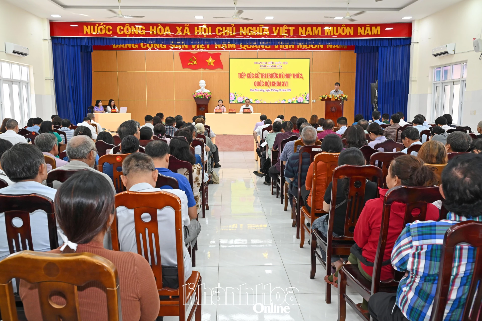 Quang cảnh buổi tiếp xúc cử tri.