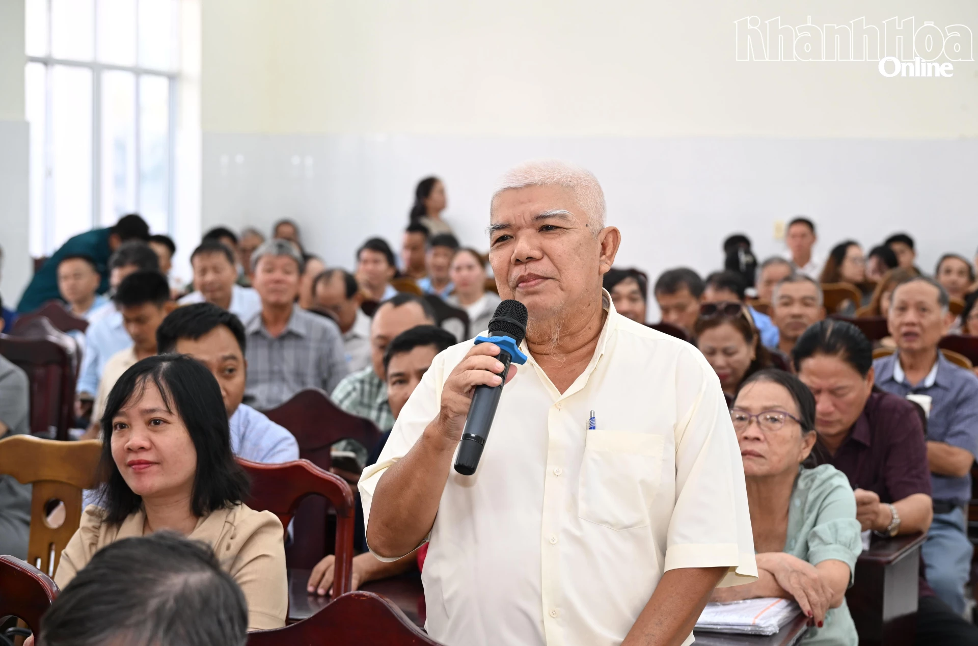 Cử tri phát biểu ý kiến tại buổi tiếp xúc.