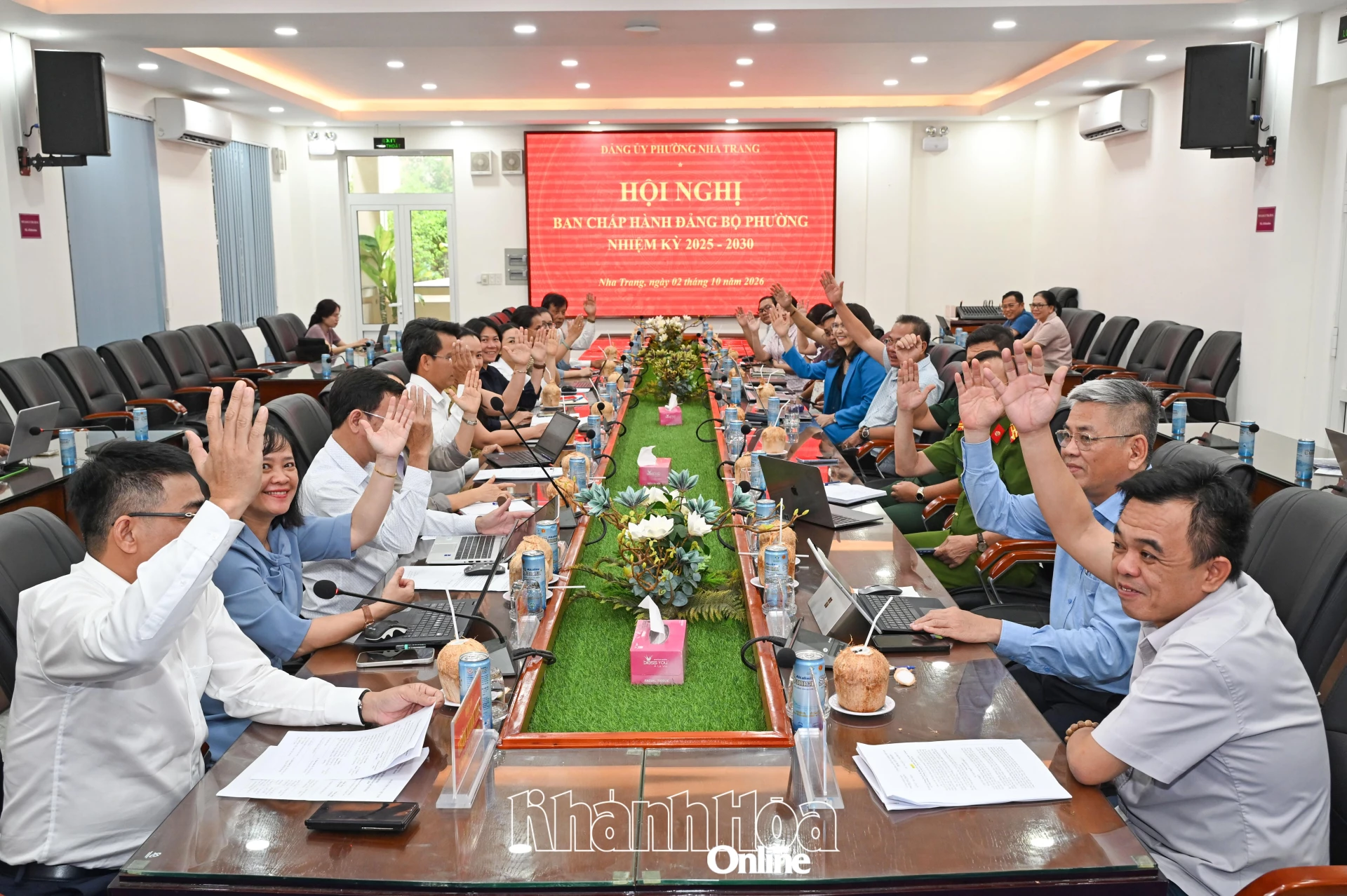 Các đại biểu biểu quyết thông qua dự thảo 2 đề án.