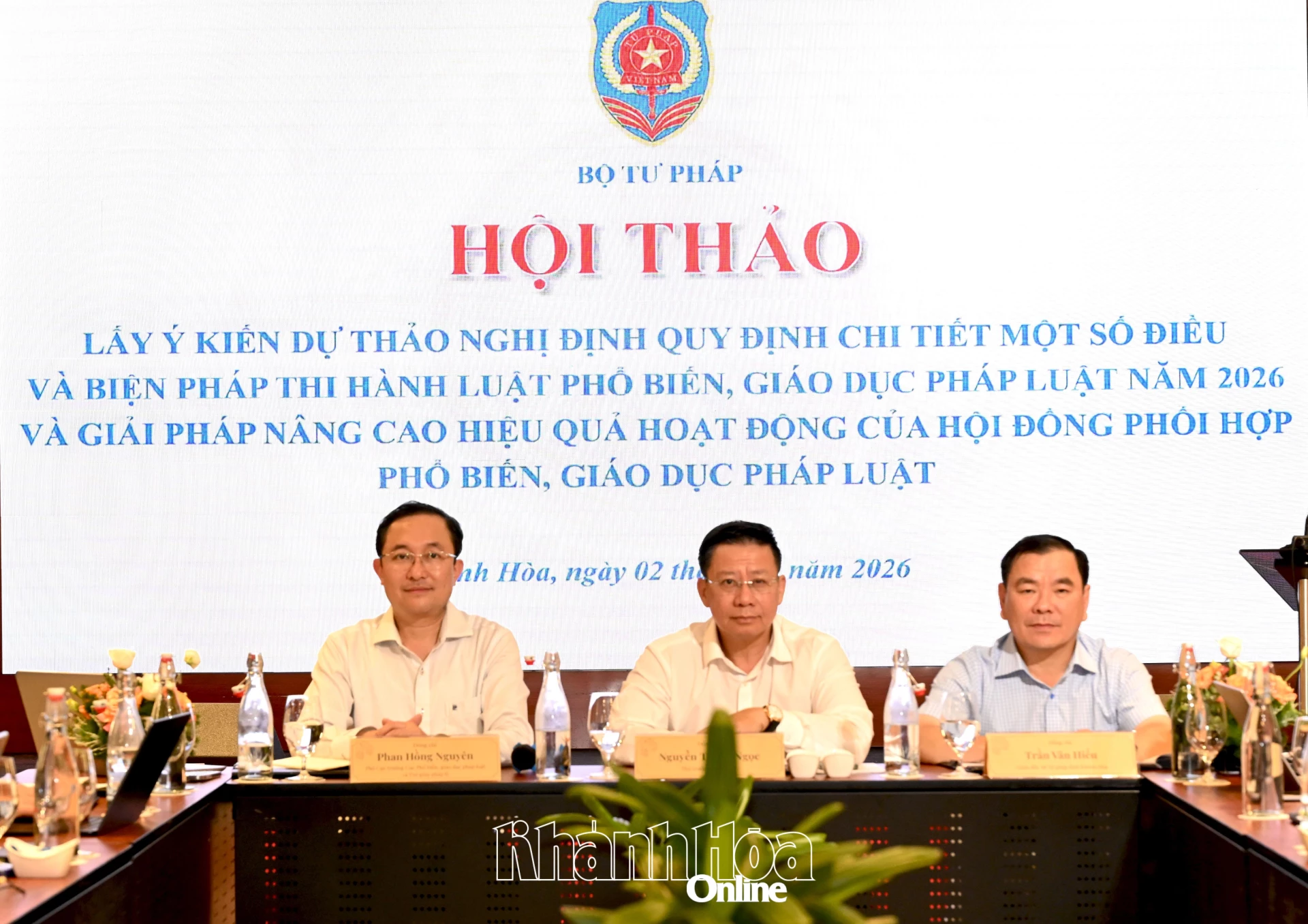 Chủ trì hội thảo.
