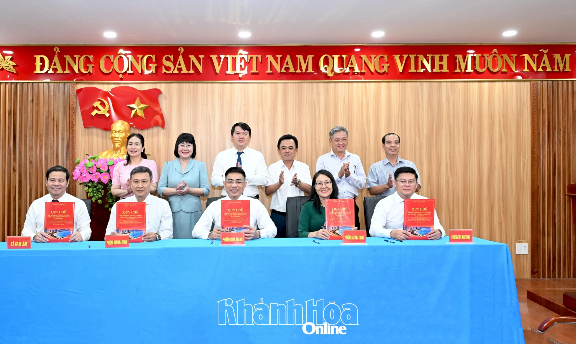 Đồng chí Lương Đức Hải và các đại biểu chúc mừng lãnh đạo Đảng ủy 5 xã, phường hoàn thành ký kết quy chế phối hợp.