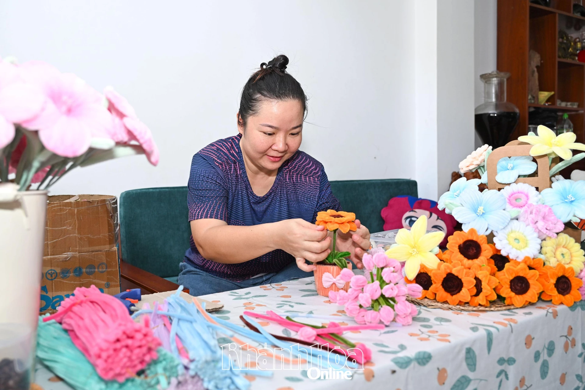 Chị Lê Thị Hồng Ánh tạo hình bông hoa từ sợi kẽm nhung.
