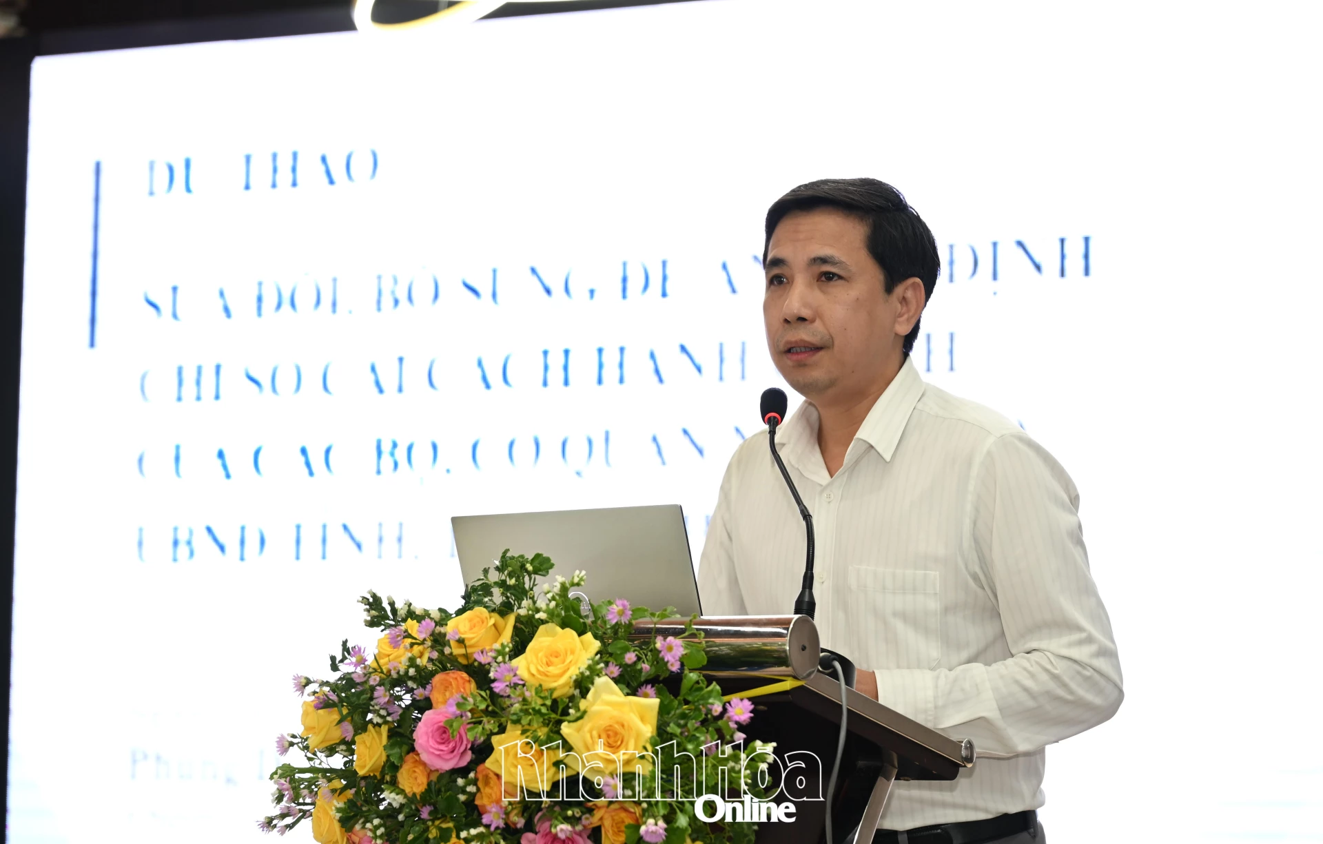 Ông Phùng Doãn Hưng, chuyên viên chính Vụ Cải cách hành chính trình bày dự thảo đề án.