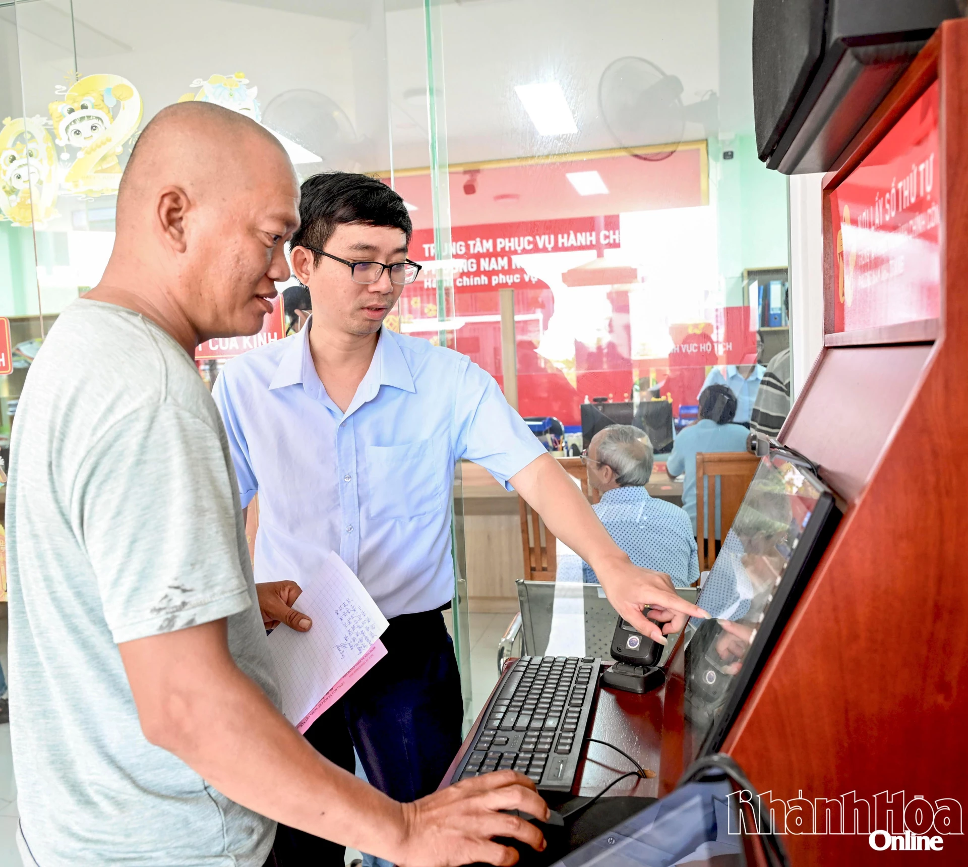Công chức phường Nam Nha Trang hướng dẫn người dân tra cứu thủ tục hành chính.