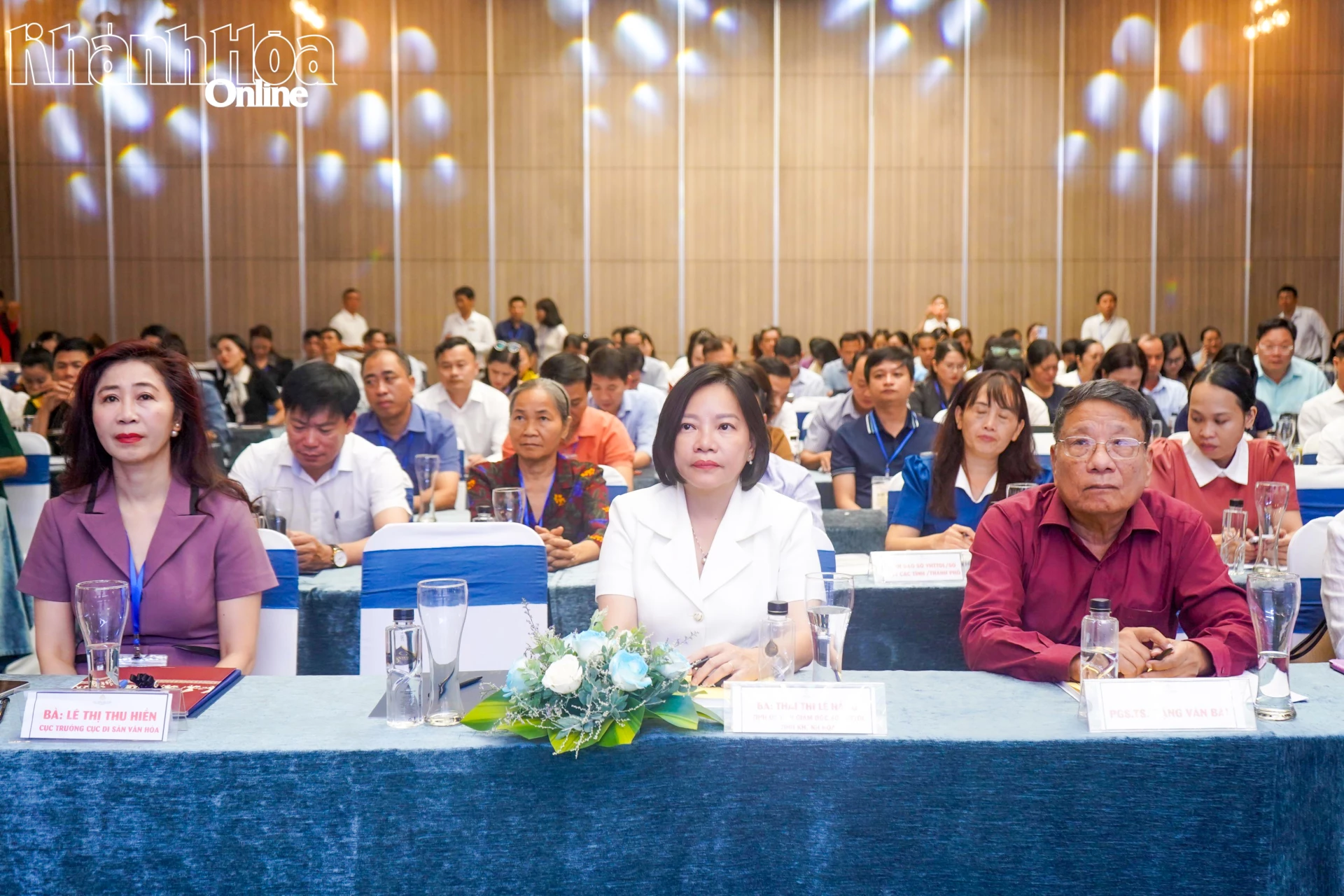 Các đại biểu dự chương trình.