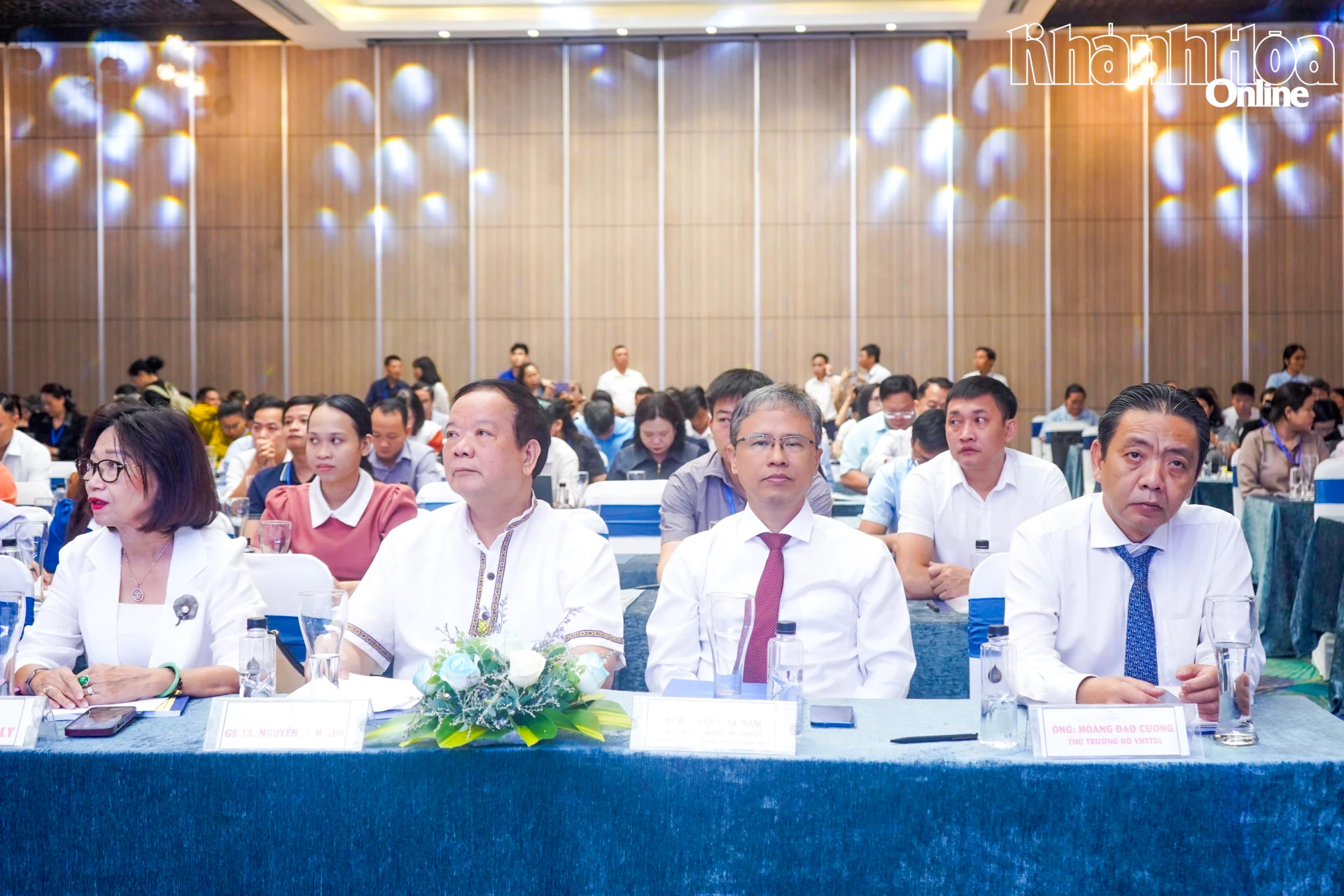 Các đại biểu dự chương trình.