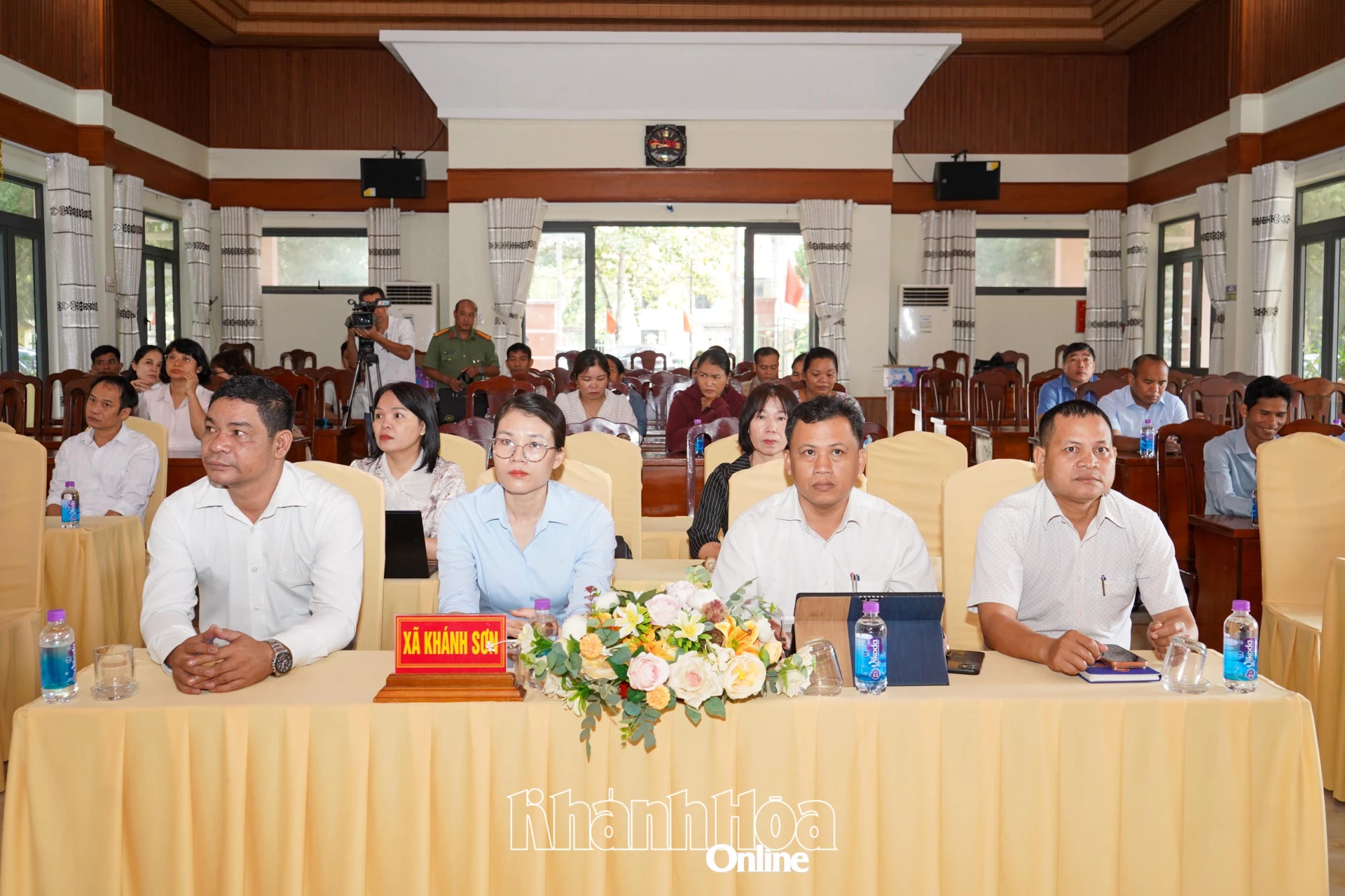 Các đại biểu và cử tri tại buổi tiếp xúc.